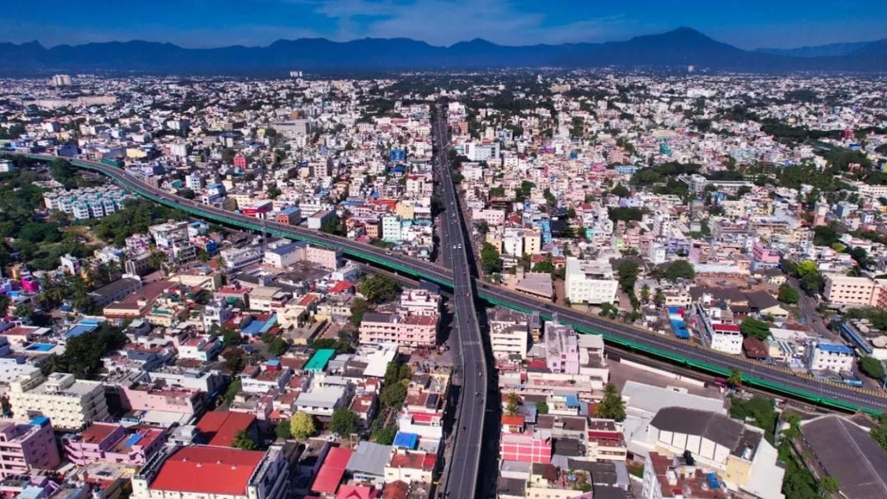 அதே சமயத்தில், கோடை காலங்களில் கடுமையான தண்ணீர் பற்றாக்குறை ஏற்படுகிறது. குப்பை சேகரிப்பு சீராக இல்லாததும் மக்கள் தரப்பில் குறிப்பிடப்படுகிறது. திட்டமிடப்படாத கட்டிட வளர்ச்சி, பழைய மற்றும் புதிய கட்டிடங்களின் கலப்பு ஆகியவை நகர திட்டமிடலில் பெரிய சவாலாக உள்ளன. மொத்தத்தில், கோவை தெற்கு தொகுதியின் முக்கிய பிரச்சனை என்பது அதிகமான நகர வளர்ச்சி மற்றும் குறைவான கட்டமைப்பு வசதிகள் என்பதே ஆகும்.