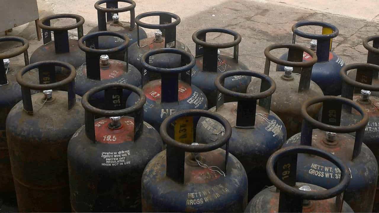 வணிக பயன்பாட்டுக்கான கேஸ் சிலிண்டர் விலை அதிரடி உயர்வு... எவ்வளவு தெரியுமா? வணிக பயன்பாட்டுக்கான கேஸ் சிலிண்டர் விலை அதிரடி உயர்வு... எவ்வளவு தெரியுமா?