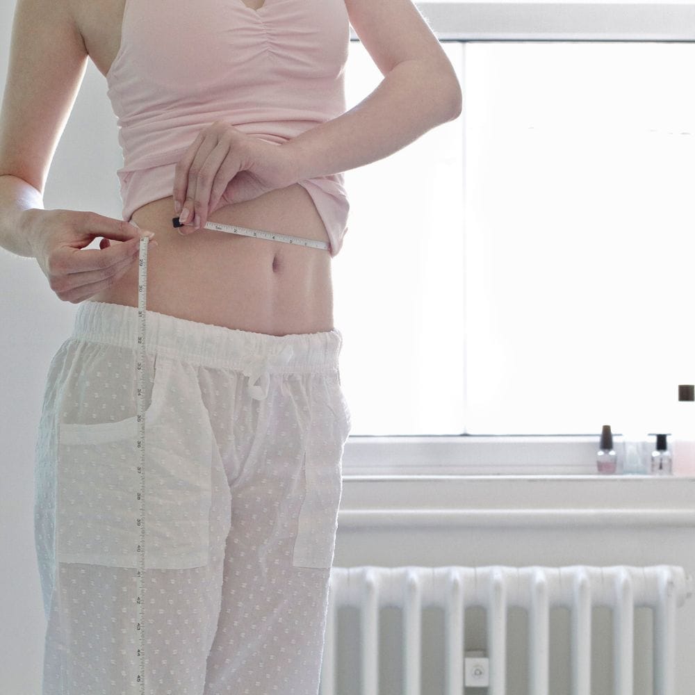 பெண்களின் உடலில் ஈஸ்ட்ரோஜன் அளவு சீரற்று இருக்கும்போது, அது உடலில் நீர்ச்சத்தைத் தேக்கி வைப்பதோடு (Water retention) தேவையற்ற கொழுப்பையும் சேர்க்கிறது. இது உடல் வீக்கத்தை ஏற்படுத்தி, உடற்பயிற்சிகளின் பலனைத் தடுத்து உடல் எடையை ஓரிடத்தில் நிலைக்கச் செய்கிறது.