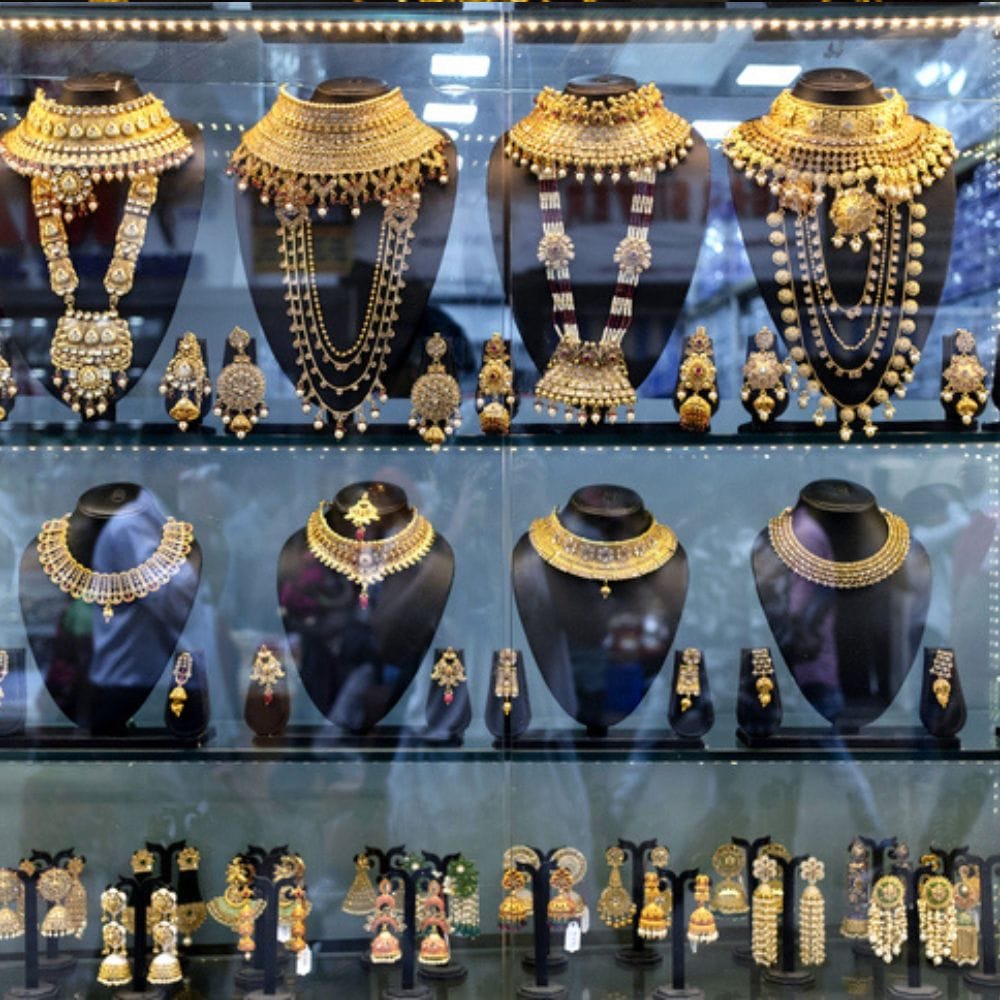 இந்த நாள் மகாலட்சுமி அருளைப் பெற சிறந்த நாளாக கருதப்படுகிறது.
தங்கம் வாங்குவது லட்சுமி தேவியின் ஆசீர்வாதத்தை பெற உதவும்.
இதனால் வீடு முழுவதும் நல்ல சக்தி நிலவும்.
செல்வமும் சுபிட்சமும் அதிகரிக்கும் என்று நம்பப்படுகிறது.