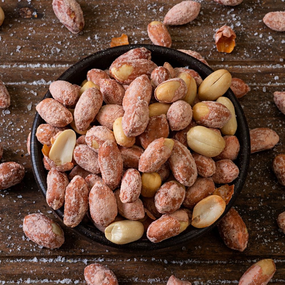 வாணலியை ஒரு தட்டு போட்டு மூடி வைத்து, மிதமான தீயில் தண்ணீரில் உள்ள ஈரம் அனைத்தும் வற்றும் வரை கொதிக்க வைக்கவும். இடையிடையே அடிபிடிக்காமல் இருக்க மூடியைத் திறந்து கிளறி விடவேண்டும், அப்போதுதான் சுக்கா சரியான பதத்தில் சுண்டித் தயாராகும். தண்ணீர் முழுவதுமாகச் சுண்டி மசாலாக்கள் அனைத்தும் வேர்க்கடலையுடன் ஒன்றிப் போய் எண்ணெய் பிரிந்து வரும் வரை காத்திருக்க வேண்டும்.
இந்தச் சுக்கா பதம் வந்ததும் வாசனைக்காகச் சிறிதளவு கொத்தமல்லித் தழைகளைத் தூவி அடுப்பை அணைத்து விட்டுப் பாத்திரத்தை இறக்கலாம்.