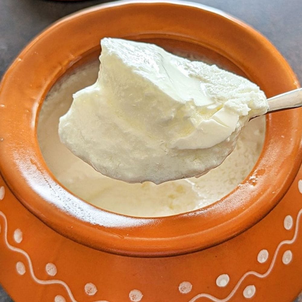 பாலை உறை ஊற்றிய பிறகு, அந்தப் பாத்திரத்தை ஒரு மிதமான வெப்பம் உள்ள இடத்தில் 6 முதல் 8 மணி நேரம் வரை அசைக்காமல் அப்படியே வைக்க வேண்டும். தயிர் நன்கு செட் ஆனவுடன், அதனை உடனடியாக குளிர்சாதனப் பெட்டியில் (Fridge) வைத்துவிடுவது தயிர் மேலும் புளிக்காமல் இருக்கவும், அதன் கெட்டித்தன்மை மாறாமல் இருக்கவும் உதவும். வெயில் காலங்களில் தயிர் சீக்கிரம் உறைந்துவிடும் என்பதால் நேரத்தைக் கண்காணிப்பது அவசியமாகும்.