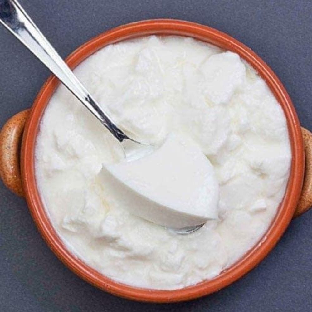 தயிரை உறை ஊற்ற மண்பானைகளைப் பயன்படுத்துவது மிகவும் சிறந்த முறையாகும், ஏனெனில் மண்பானையில் உள்ள நுண்துளைகள் பாலில் உள்ள அதிகப்படியான ஈரப்பதத்தை உறிஞ்சிக்கொள்ளும். இதனால் தயிர் நீண்ட நேரம் கெட்டியாகவும், சுவையாகவும் இருப்பதோடு சீக்கிரத்தில் புளித்துப் போகாமலும் பாதுகாக்கப்படுகிறது. மண்பானை இல்லாதவர்கள் எஃகு (Steel) பாத்திரங்களுக்குப் பதிலாக பீங்கான் அல்லது கண்ணாடி பாத்திரங்களைப் பயன்படுத்தலாம்.