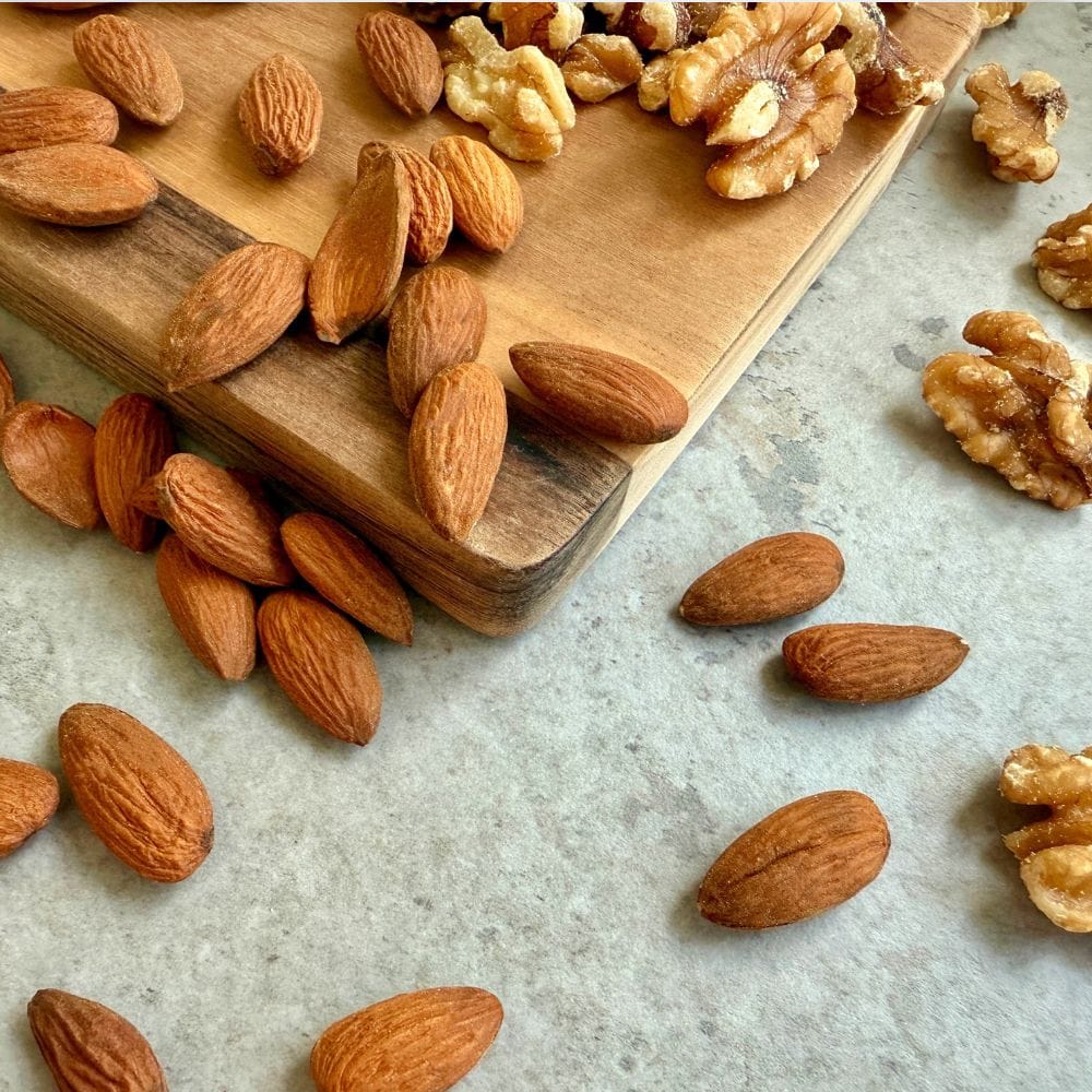 ஊறவைத்த பாதாம் செரிமானத்திற்கு எளிதாக இருக்கும். டானின் குறைவதால் சத்துகள் நன்றாக உறிஞ்சப்படும். வயிற்று உப்புசம் போன்ற பிரச்சனைகள் குறையும். காலை வெறும் வயிற்றில் சாப்பிடுவது சிறந்தது.
