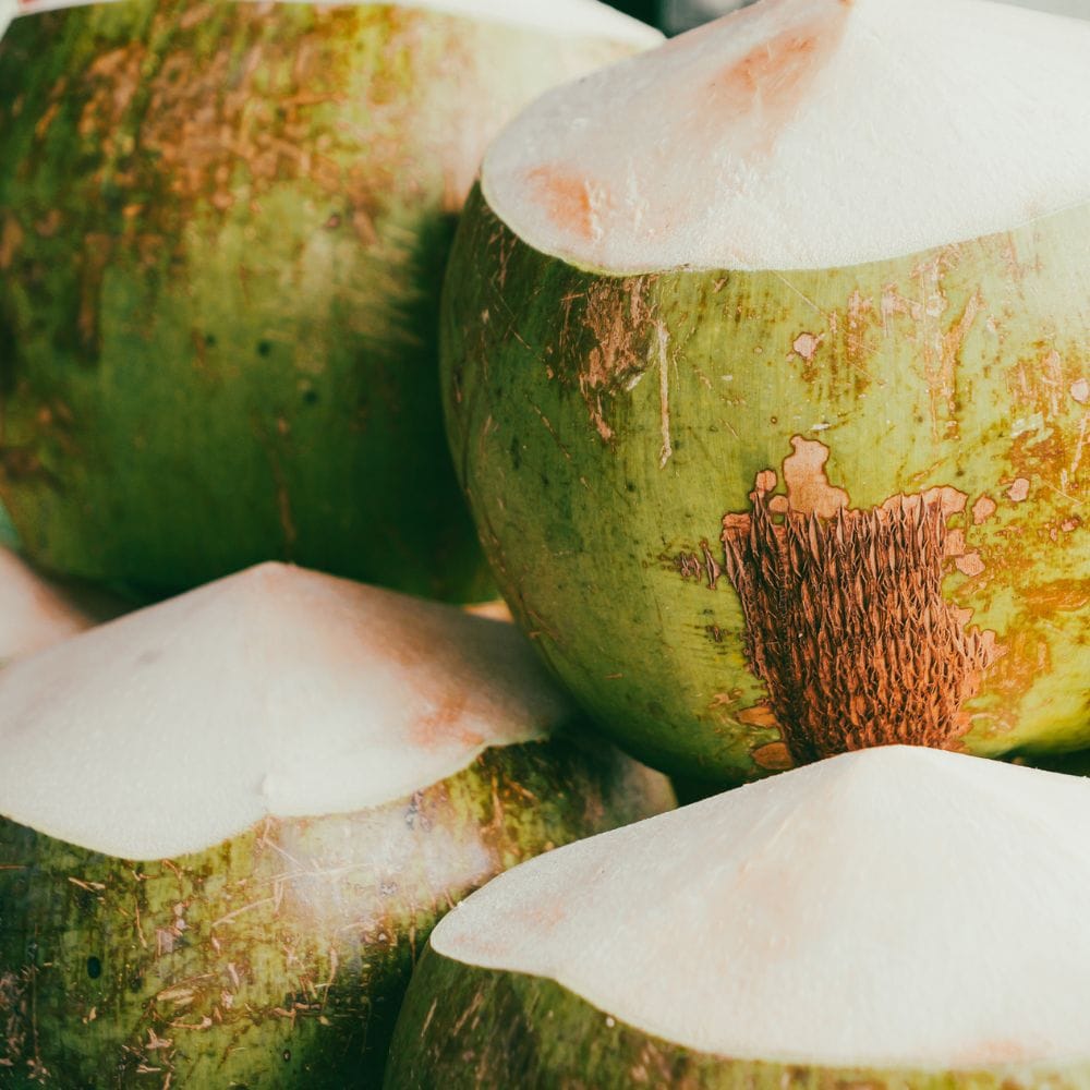 இளநீர் செரிமானத்தை சீராக்கும் தன்மை கொண்டது.
வயிற்றுப் பிரச்சினைகளை குறைக்க உதவுகிறது.
அஜீரணம், மலச்சிக்கல் போன்றவை குறையும்.
சாப்பாடு சரியாக ஜீரணமாக உதவுகிறது.