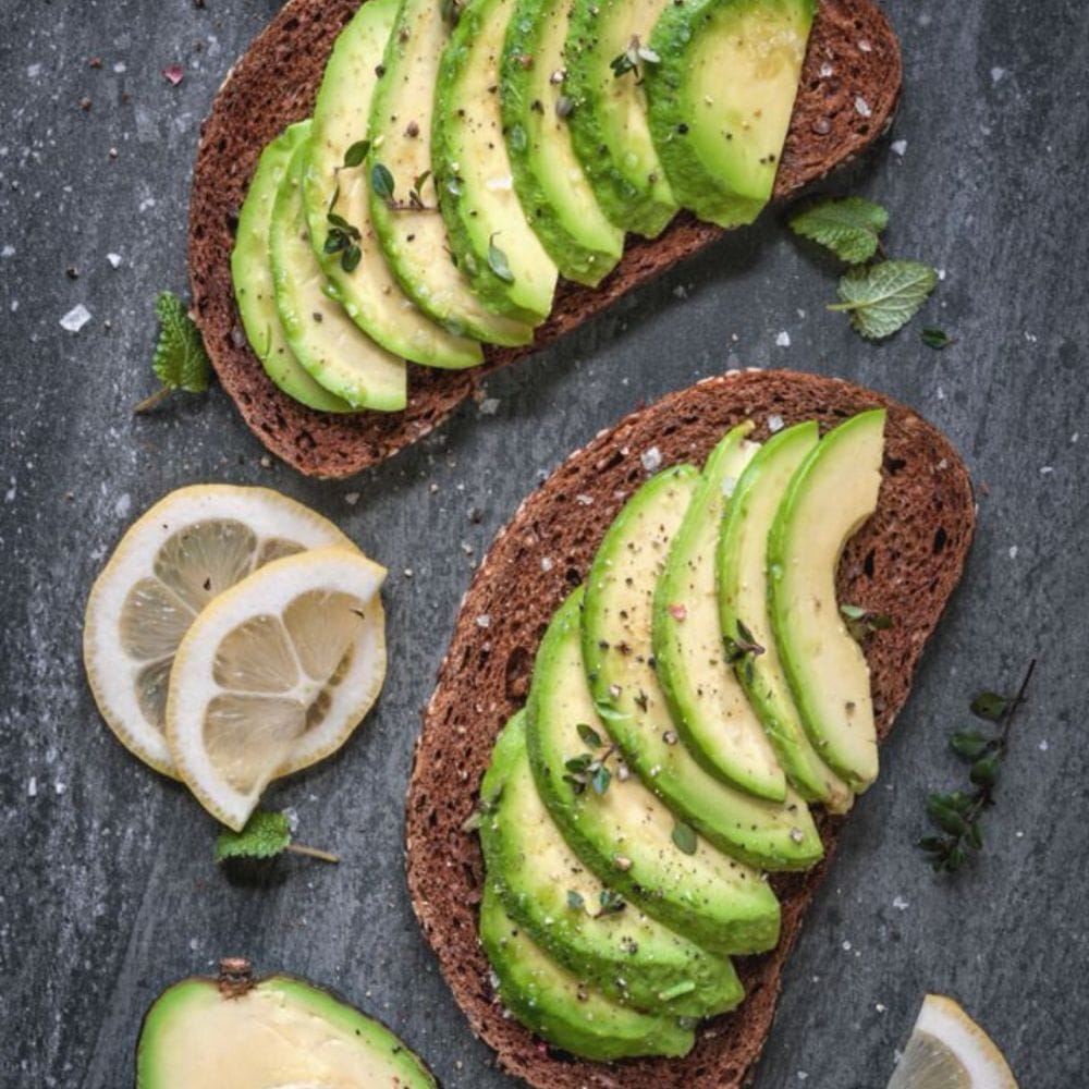 அதிகப்படியான நார்ச்சத்து கொண்ட இந்த சூப்பர் ஃபுட், செரிமான மண்டலத்தைச் சீராக இயங்க வைத்து மலச்சிக்கலைத் தடுக்கிறது. இதைச் சாப்பிடும்போது வயிறு நிறைந்த உணர்வு ஏற்படுவதால், தேவையற்ற தின்பண்டங்கள் உண்பதை இது பெருமளவு குறைக்கிறது. ஆரோக்கியமான கொழுப்புகள் மற்றும் நார்ச்சத்தின் கலவை சர்க்கரை அளவைச் சீராக வைத்து உடல் எடையைக் குறைக்க உதவுகிறது.