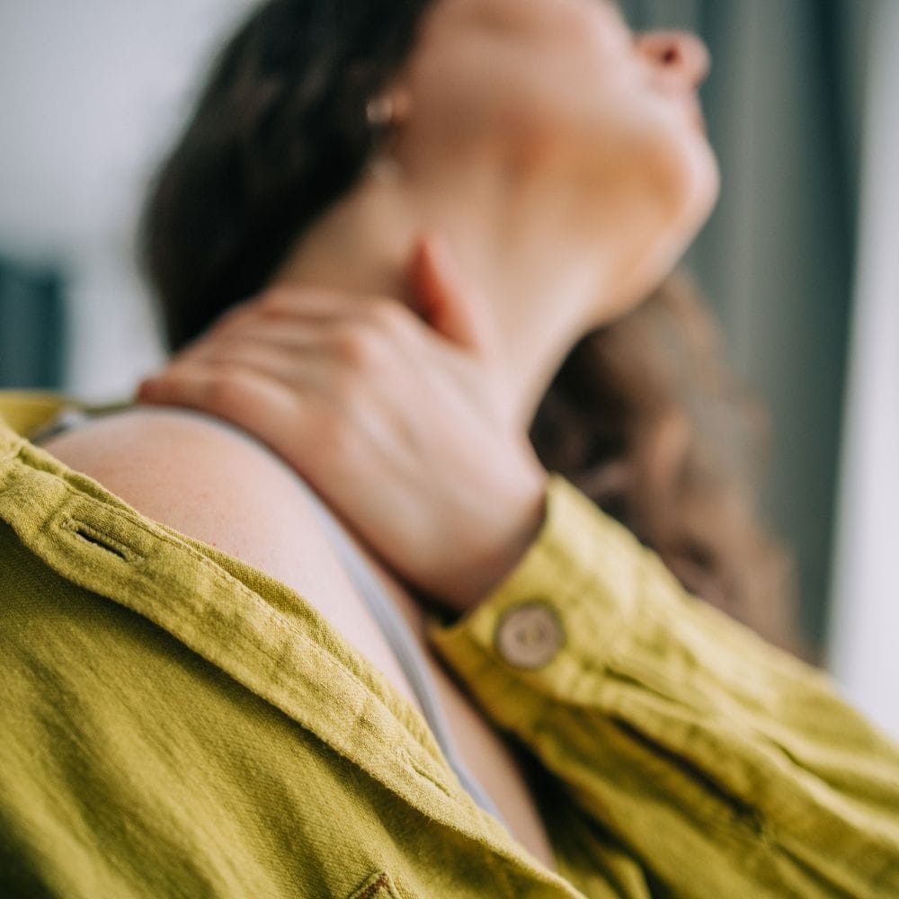 சிப்பி (Shellfish): சிப்பி வகை உணவுகளில் உள்ள சில குறிப்பிட்ட புரதங்களை உடல் ஏற்காமல் அலர்ஜி எதிர்வினை காட்டலாம். இதனால் நோயெதிர்ப்பு மண்டலம் அதிகமாக செயல்பட்டு சருமத்தில் அரிப்பு, சிவப்பு போன்றவை தோன்றும். சிலருக்கு உடனடி எரிச்சல் அல்லது வீக்கம் கூட ஏற்படலாம். குறிப்பாக முன்பே அலர்ஜி உள்ளவர்கள் சிப்பி உணவுகளை கவனமாக எடுத்துக்கொள்ள வேண்டும்.