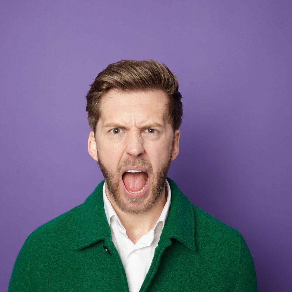 சினத்தைக் கொண்டு பிறரை அடக்க நினைப்பவன்,
சிறுமை அடைந்து ஒருநாள் கீழே விழுவான்.
தன்னை மீறிய ஆவேசமே அவனது பலவீனம்,
தவறான கோபத்தால் உறவுகளையும் அவன் இழப்பான்.