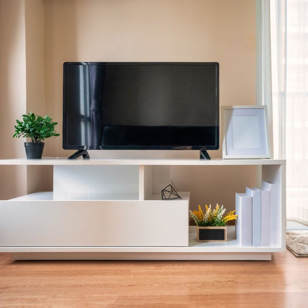 டிவியைத் துடைக்கும் போதோ அல்லது இடம் மாற்றும் போதோ மின் இணைப்பை முழுமையாகத் துண்டித்துவிட வேண்டும்.