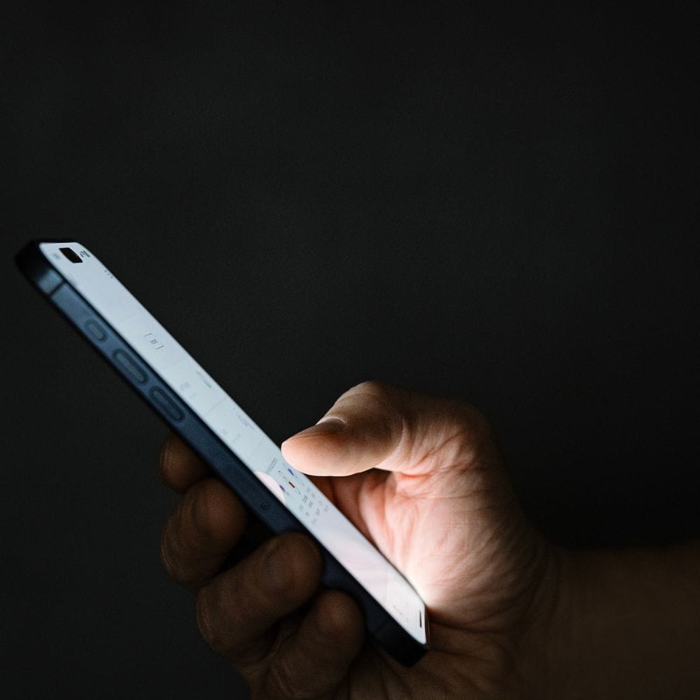 கோடைக்கால வெப்பம் மற்றும் செல்ஃபோன் வெப்பம் சேர்ந்து உடல் வெப்பத்தை அதிகரிக்கிறது.
இதனால் பலவீனம் மற்றும் வெப்பத்தாக்கம் ஏற்படும் வாய்ப்பு உள்ளது. உடலில் நீர்ச்சத்து குறைவதற்கும் இது காரணமாகிறது. கண்களில் வறட்சி மற்றும் எரிச்சல் ஏற்படுகிறது.