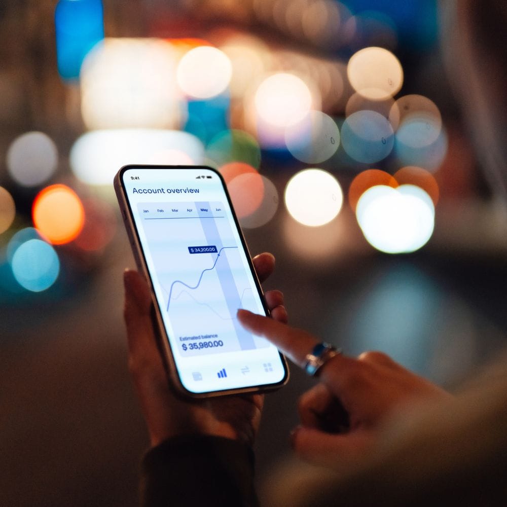 சமூக ஊடகங்களில் அதிக நேரம் செலவிடுவது நேரத்தை வீணாக்குகிறது. இதனால் அன்றாட வாழ்க்கை செயல்பாடுகள் பாதிக்கப்படுகின்றன. மன அழுத்தம் அதிகரிக்கும் சூழல் உருவாகிறது. இதனால் உடல் மற்றும் மன ஆரோக்கியம் பாதிக்கப்படுகிறது. மருத்துவர்கள் இதை தவிர்க்க வேண்டும் என எச்சரிக்கின்றனர்.