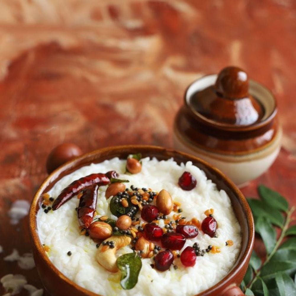 தயிரில் Lactobacillus போன்ற நன்மை பாக்டீரியாக்கள் உள்ளன.
இவை குடலின் ஆரோக்கியத்தை பாதுகாக்க உதவுகின்றன.
செரிமான மண்டலத்தை சீராக வைத்திருக்க செய்கின்றன.
அஜீரணம் போன்ற பிரச்சனைகளை குறைக்க உதவுகிறது.
கோடையில் ஏற்படும் செரிமான சிக்கல்களுக்கு நல்ல தீர்வாகும்.