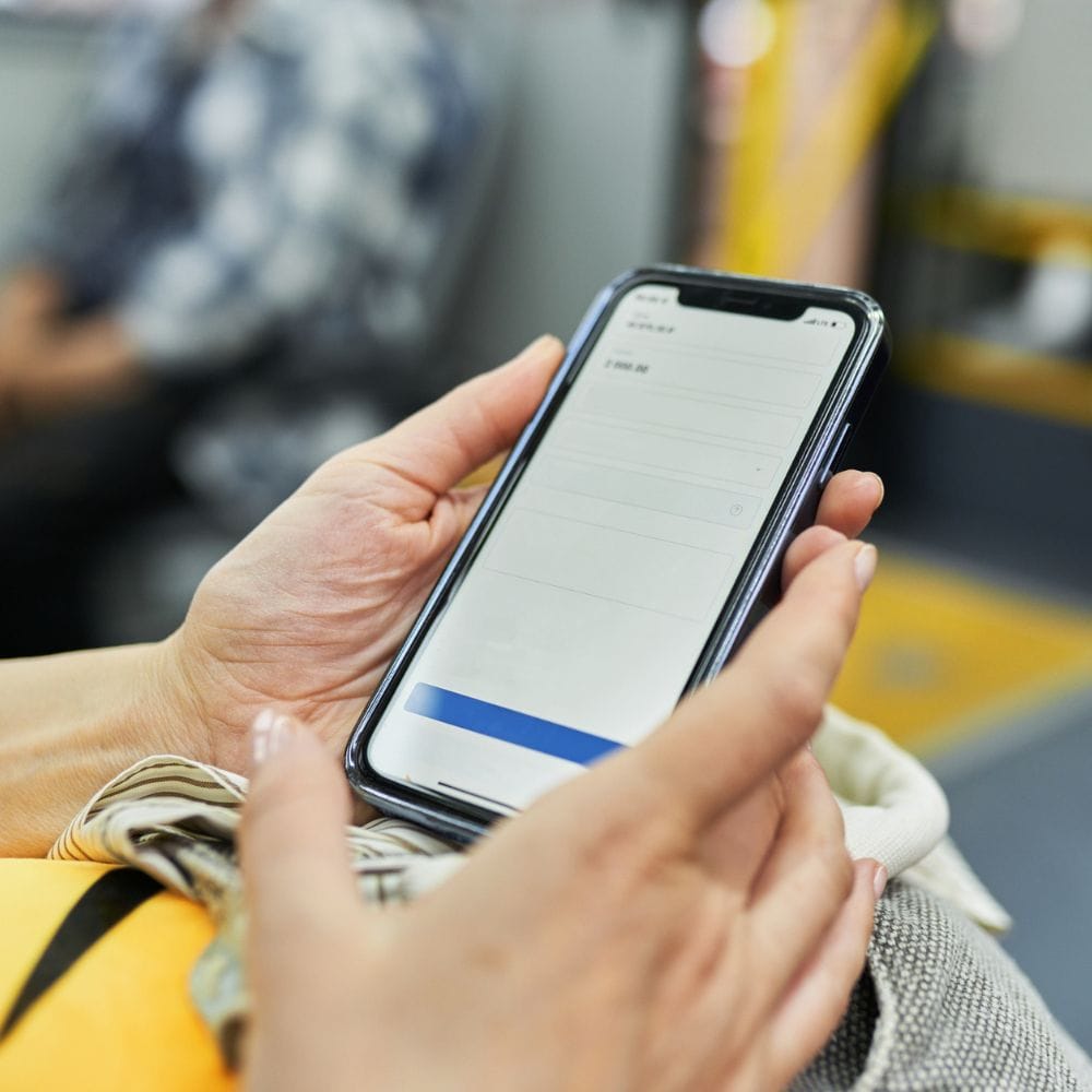 கோடைக்காலத்தில் அதிக நேரம் செல்ஃபோன் பயன்படுத்துவது கண் சோர்வு மற்றும் பார்வை குறைபாடுகளை ஏற்படுத்தும். இரவு நேரங்களில் பயன்படுத்துவது தூக்கமின்மையையும் அதிகரிக்கிறது.
இதனால் உடல் மற்றும் மன ஆரோக்கியம் பாதிக்கப்படுகிறது. மருத்துவர்கள் இதை தவிர்க்க வேண்டும் என எச்சரிக்கின்றனர்.