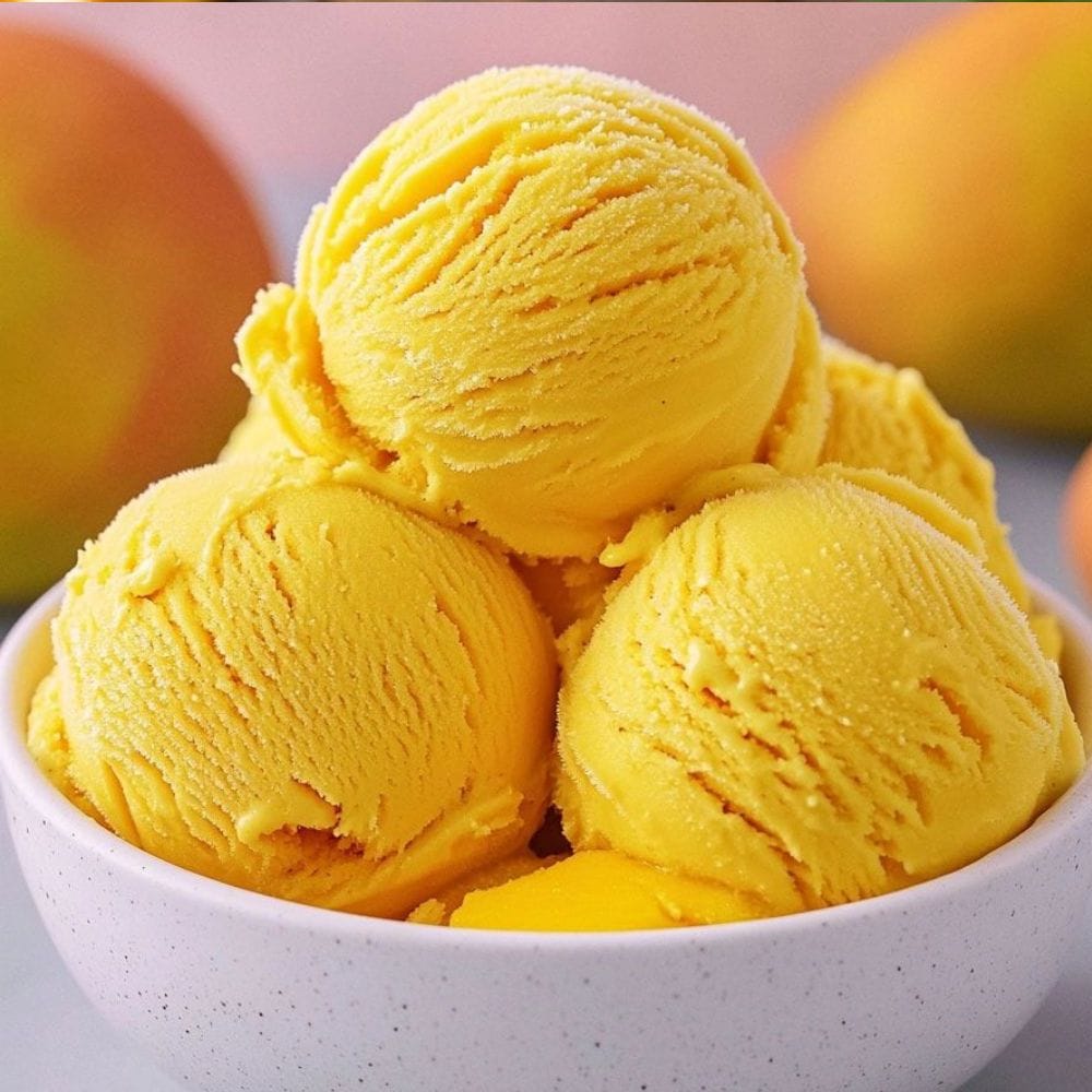 ஒரு பாத்திரத்தில் கிரீமை எடுத்துக் கொண்டு நன்றாக அடித்து மென்மையாக்க வேண்டும். பின்னர் அதில் மாம்பழ பியூரியை சேர்த்து மெதுவாக கலந்து கொள்ள வேண்டும். தேவையான அளவு பால் அல்லது மில்க்மெய்ட் சேர்த்து மேலும் நன்றாக கலக்க வேண்டும். இதனால் ஐஸ்கிரீம் க்ரீமியான தன்மையை பெறும்.