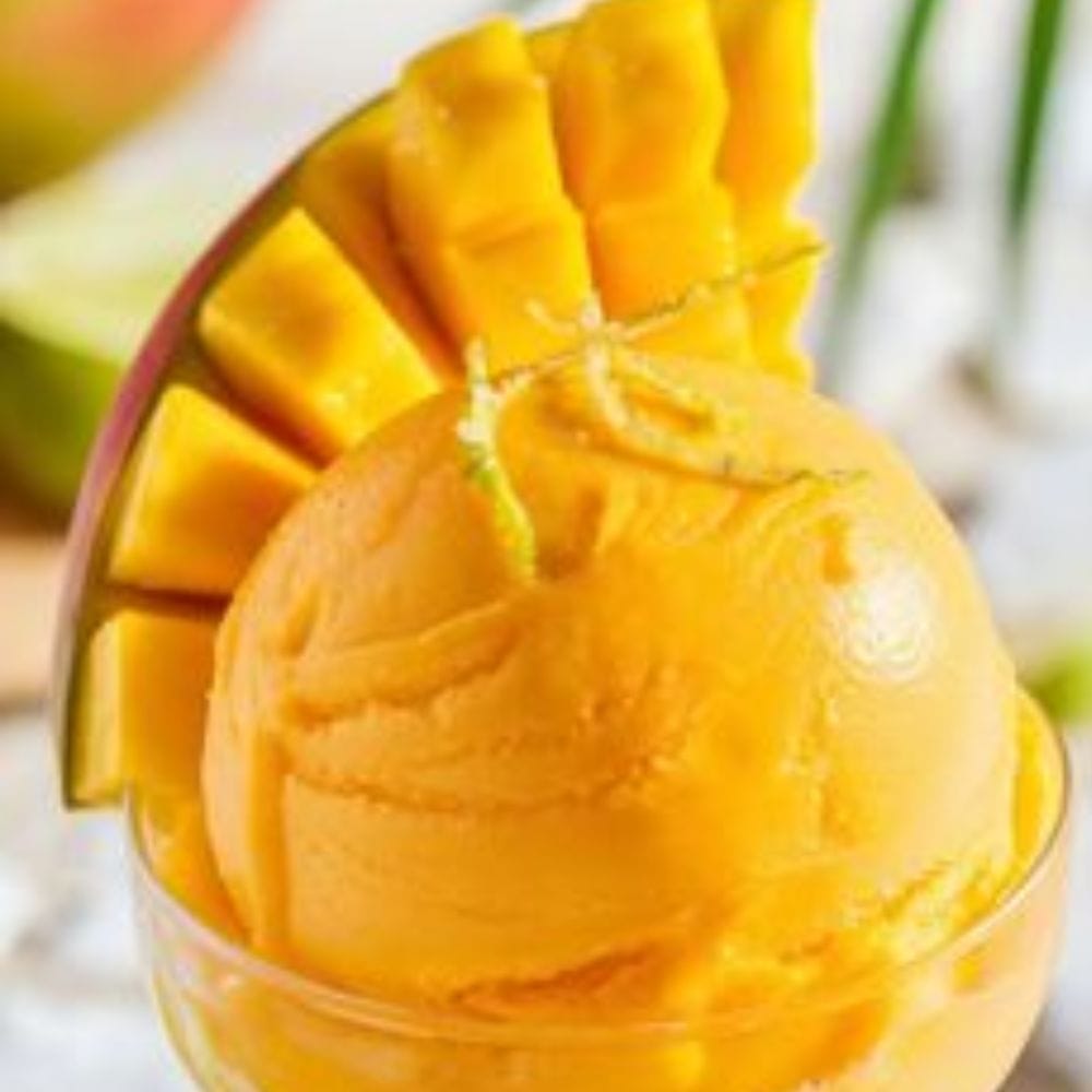 முதலில் நன்றாக பழுத்த மாம்பழங்களை தேர்வு செய்து சுத்தம் செய்து துண்டுகளாக நறுக்க வேண்டும்.
அதனுடன் சர்க்கரை, பால், கிரீம் அல்லது கண்டென்ஸ்ட் மில்க் போன்ற பொருட்களை எடுத்துக்கொள்ள வேண்டும். இவை அனைத்தும் ஐஸ்கிரீமுக்கு மிருதுவான தன்மை மற்றும் இனிப்பு சுவை தரும்.
பழுத்த மாம்பழம் பயன்படுத்தினால் இயற்கையான சுவை அதிகரிக்கும்.