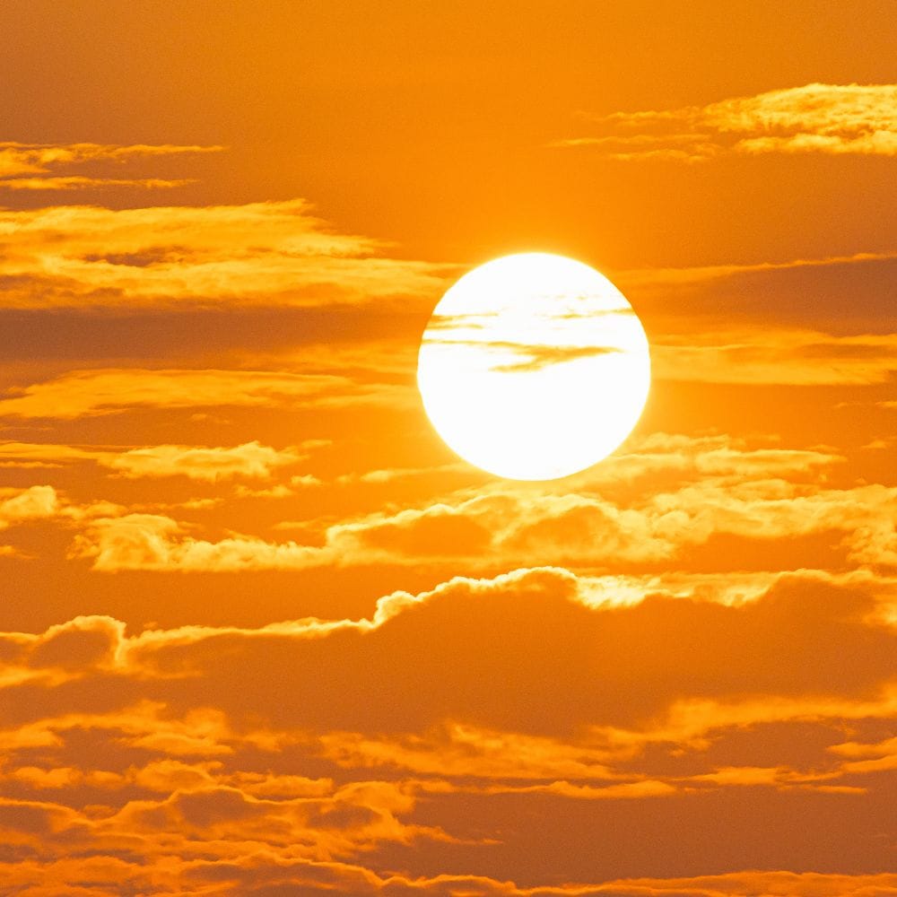 வெயில் காலத்தில் இறுக்கமான ஆடைகளைத் தவிர்த்து, காற்றோட்டமான மற்றும் லேசான பருத்தி ஆடைகளை அணிய வேண்டும். கருப்பு போன்ற அடர் நிறங்களைத் தவிர்த்து வெள்ளை அல்லது வெளிர் நிற ஆடைகளை அணிவது சூரிய வெப்பத்தை உடல் ஈர்க்காமல் தடுக்கும்.