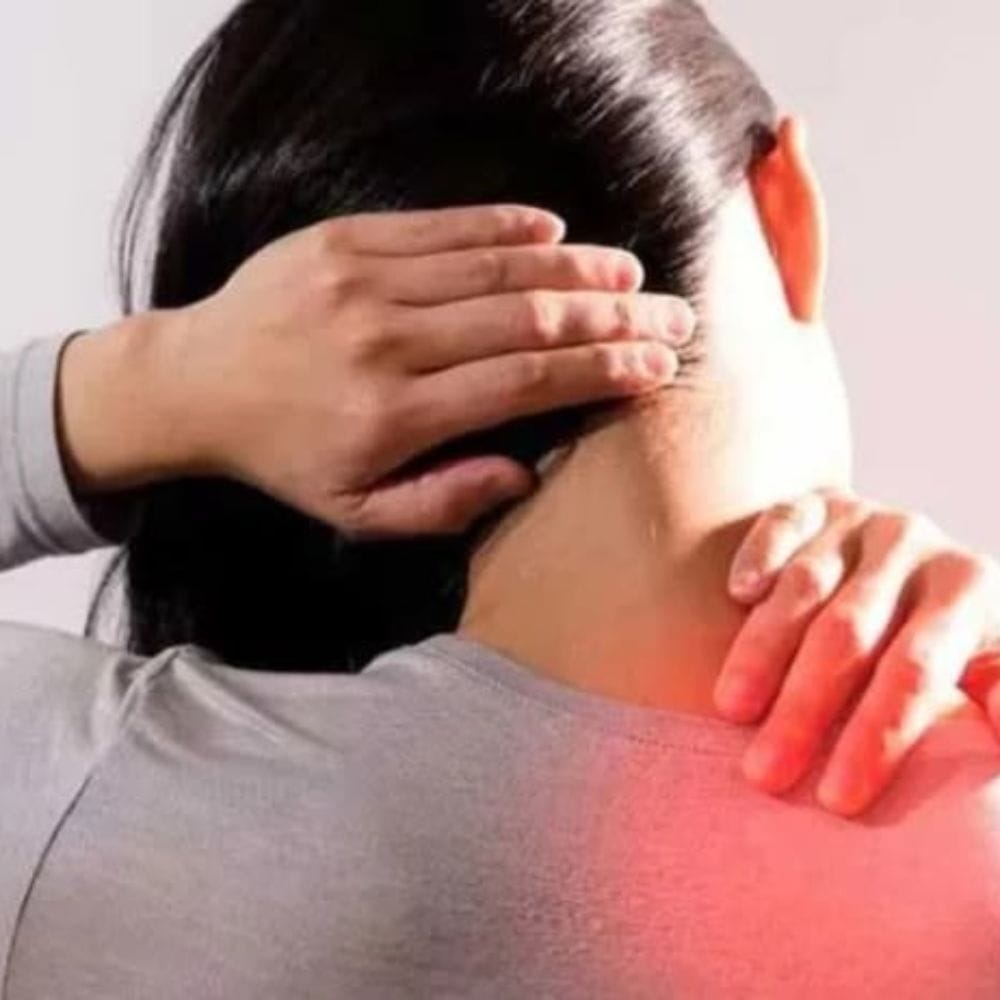 சரியான உட்காரும் பழக்கங்களை கடைப்பிடிக்க வேண்டும். நீண்ட நேரம் ஒரே நிலையில் இருக்காமல் இடைவெளி எடுக்க வேண்டும். கழுத்து பயிற்சிகளை தினசரி செய்ய வேண்டும். இதன் மூலம் இந்த பிரச்சனையைத் தவிர்க்க முடியும்.