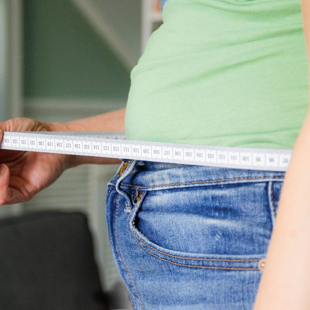 இரத்த சர்க்கரையைச் சீராக்கும் இன்சுலின் அளவு உடலில் எப்போதும் அதிகமாக இருந்தால், உடல் 'கொழுப்புச் சேமிப்பு' நிலைக்குச் சென்றுவிடும். இந்த நிலையில் உடல் கொழுப்பை எரிப்பதற்குப் பதிலாகச் சேமிக்கத் தொடங்குவதால், உணவைக் குறைத்தாலும் எடையைக் குறைப்பது மிகவும் கடினமாகிவிடும்.