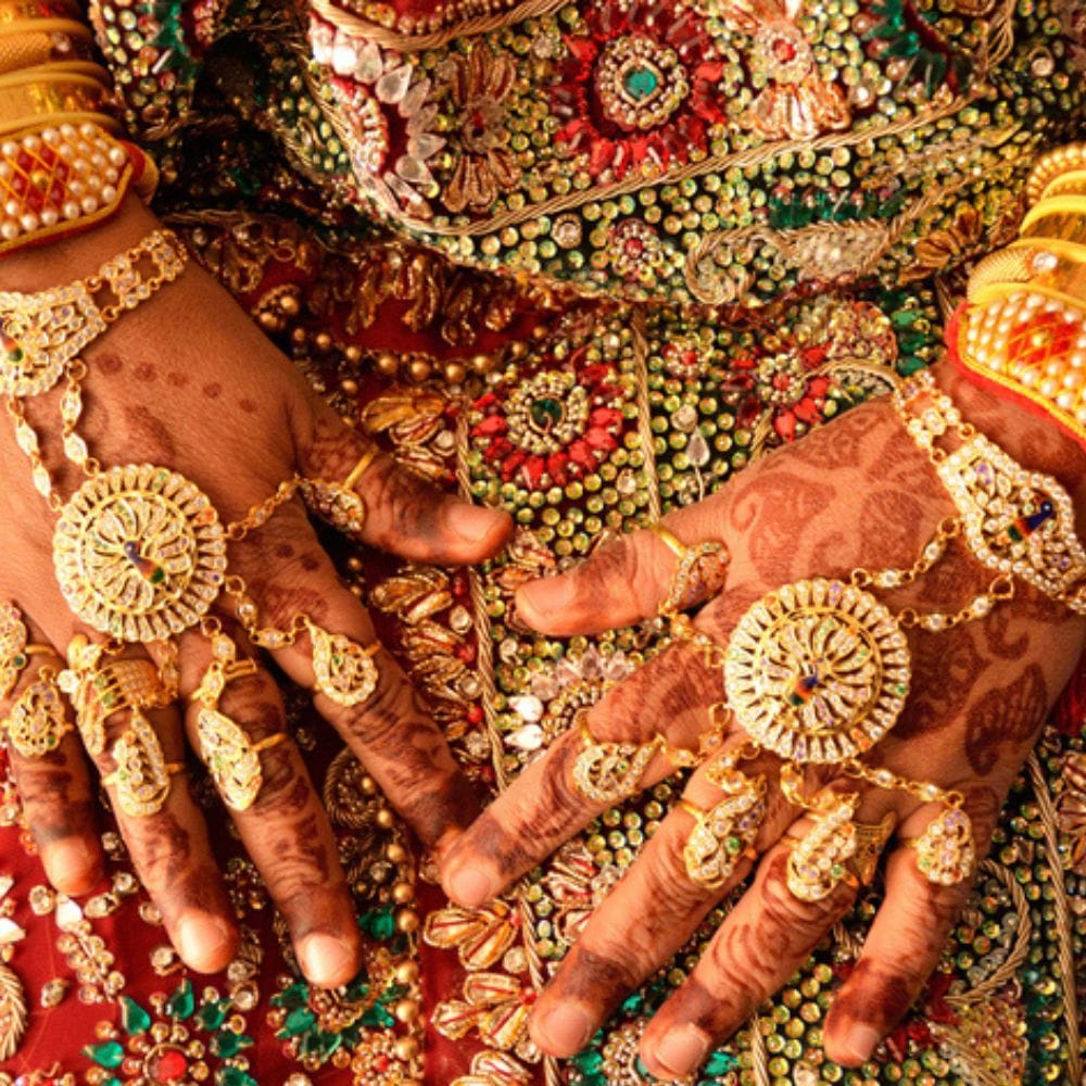 தங்கம் வாங்குவது பாரம்பரியமாக தலைமுறைகளாக கடைபிடிக்கப்படுகிறது.
இது குடும்பத்தின் மரபையும் கலாச்சாரத்தையும் பிரதிபலிக்கிறது.
பெரியவர்கள் இந்த நாளில் தங்கம் வாங்குவது நல்லது என கூறுவர்.
இதனால் குடும்பத்தில் ஒற்றுமை மற்றும் நம்பிக்கை அதிகரிக்கும்.