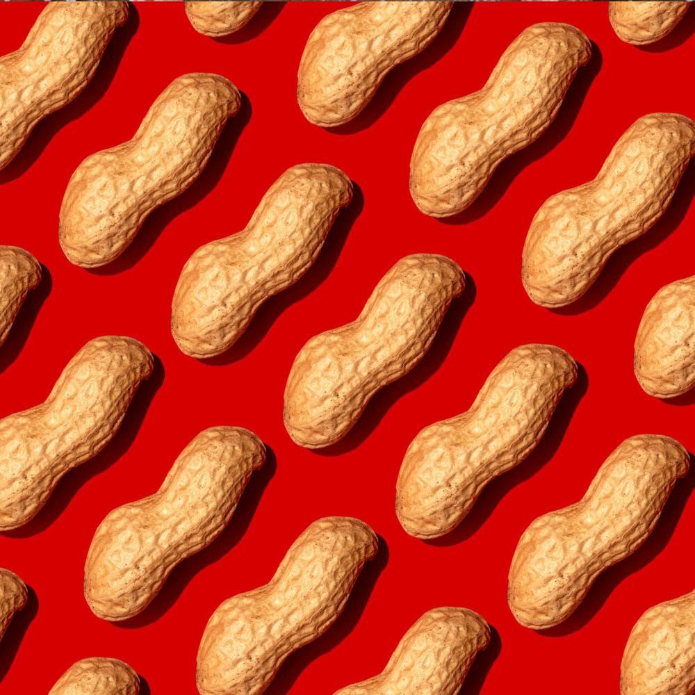 அடுப்பில் ஒரு கடாயை வைத்து அதில் சிறிதளவு எண்ணெய் ஊற்றிச் சூடானதும், ஒரு டீஸ்பூன் சோம்பு சேர்த்துத் தாளித்து விடவேண்டும். பின்பு பொடியாக நறுக்கி வைத்துள்ள மூன்று வெங்காயத்தை அதில் சேர்த்துப் பொன்னிறமாக மாறும் வரை நன்றாக வதக்க வேண்டும். வெங்காயம் நன்றாக வதங்கிய பிறகு நறுக்கிய தக்காளி மற்றும் இஞ்சி பூண்டு விழுதைச் சேர்த்துப் பச்சை வாசனை போகும் வரை கிளறவும்.
இந்தக் கலவையுடன் மிளகாய் தூள், மஞ்சள் தூள் மற்றும் தேவையான அளவு உப்பு சேர்த்து மசாலாக்கள் ஒன்றாகச் சேரும் வரை வதக்கவும்.