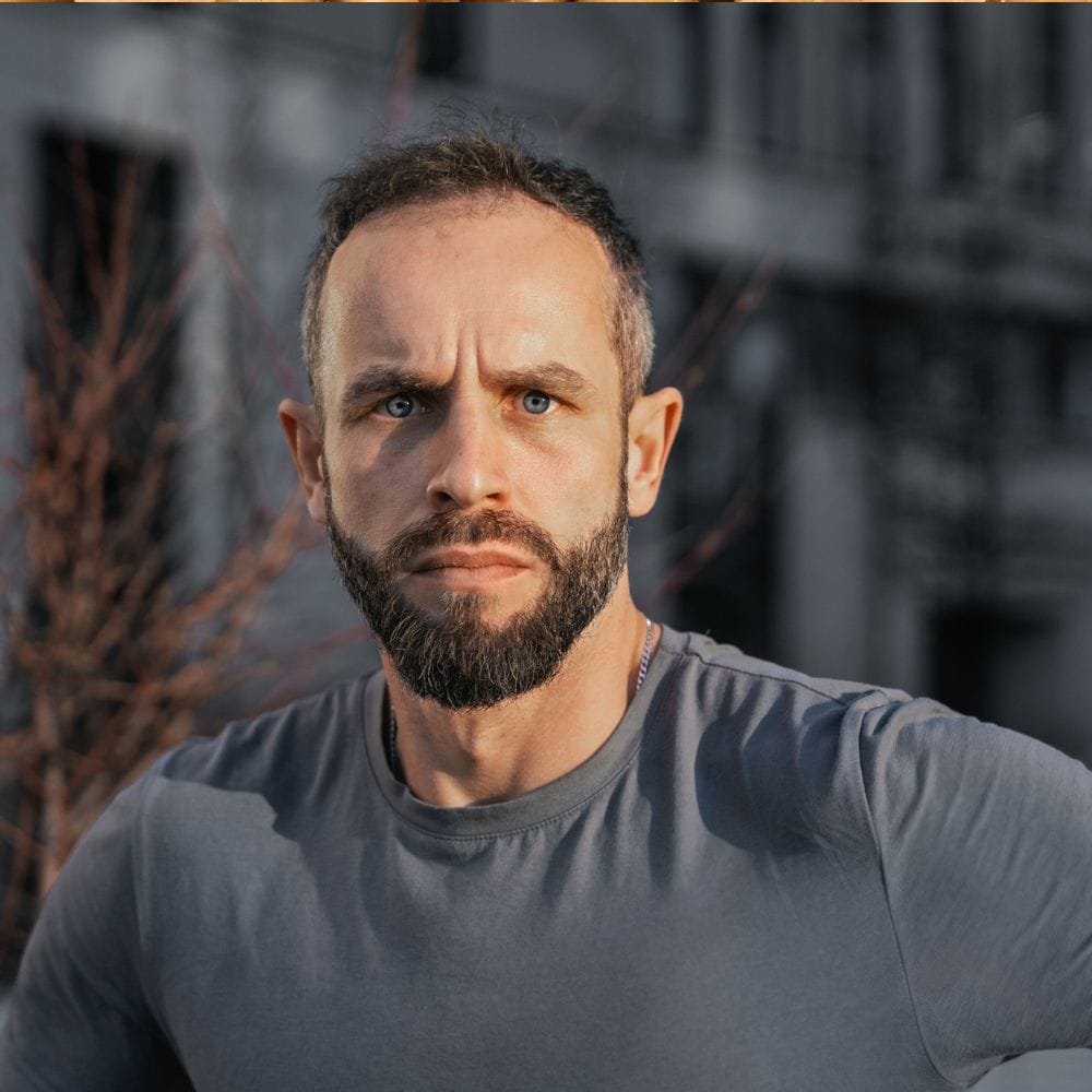 ஆத்திரத்தில் அறிவை இழக்காத மனிதன்,
அடுத்தவர் பார்வையில் சிறந்தவனாகத் தெரிவான்.
நிமிர்ந்து நடக்கும் அகந்தையை விட்டொழித்தால்,
நிச்சயம் வாழ்க்கை ஒருநாள் அவனைத் தலைநிமிர்த்தும்.