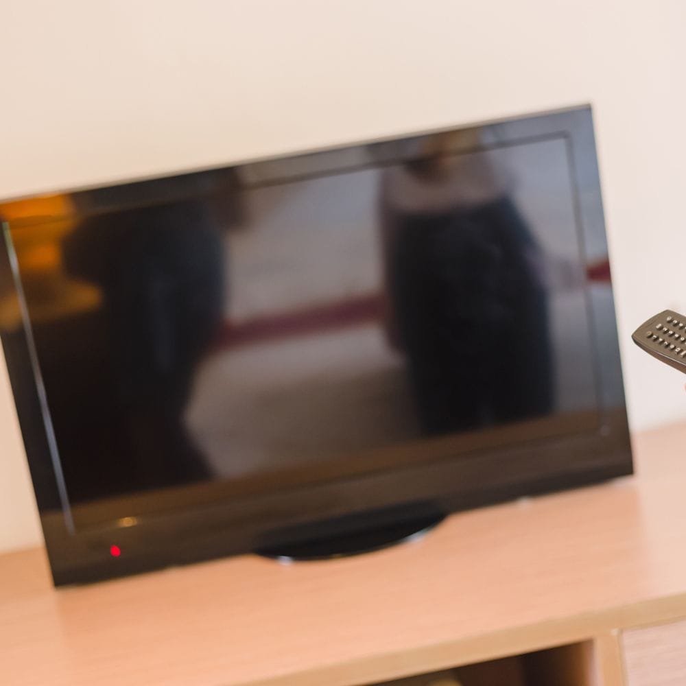 மின் அழுத்தப் பாதிப்புகளைத் தவிர்க்க கண்டிப்பாக ஸ்டெபிலைசர் பயன்படுத்துவதுடன், அதிக மின்சாரம் எடுக்கும் சாதனங்களை டிவியின் இணைப்பில் தவிர்க்க வேண்டும்.