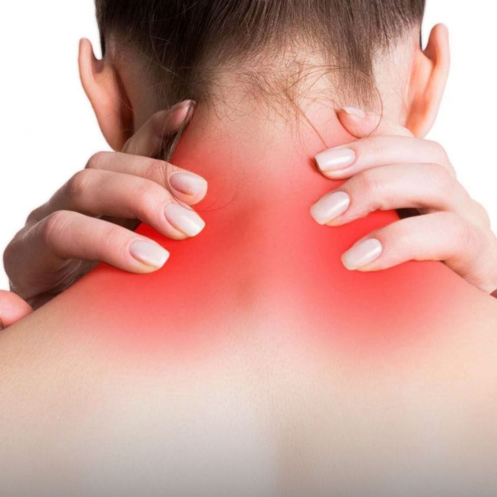 தவறான உட்காரும் நிலை மற்றும் வேலை பழக்கங்கள் முக்கிய காரணமாகும். தொடர்ந்து திரையை உற்றுப் பார்ப்பது கழுத்தை பாதிக்கிறது. உடற்பயிற்சி இல்லாமை பிரச்சனையை மேலும் தீவிரப்படுத்துகிறது.
இதனால் கழுத்து மீது அழுத்தம் அதிகரிக்கிறது.