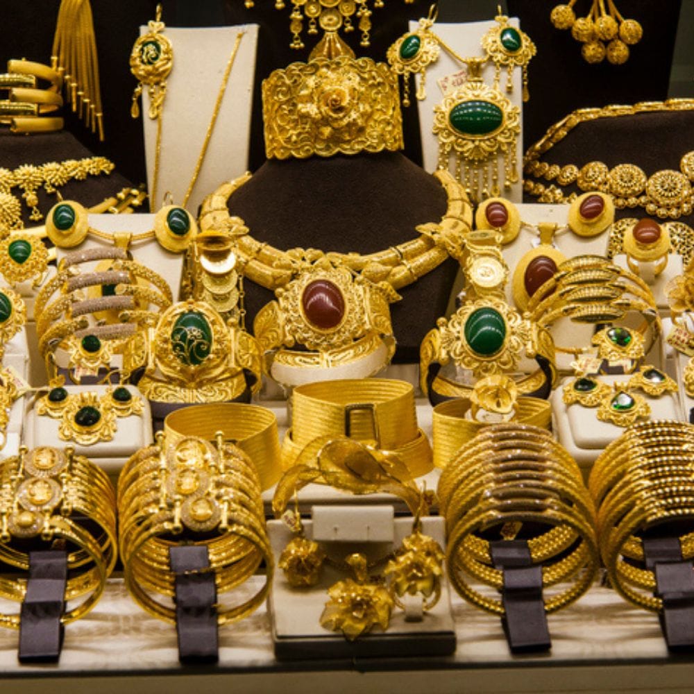 அக்ஷய திருதியையில் தங்கம் வாங்குவது செல்வ வளத்தை அதிகரிக்கும் என நம்பப்படுகிறது.
இந்த நாளில் வாங்கப்படும் பொருட்கள் குறையாது என்றும் கருதப்படுகிறது.
இதனால் குடும்பத்தில் நிதி நிலை உயர்வு ஏற்படும்.
இது நீண்ட கால வளத்தை உருவாக்கும் ஒரு சின்னமாக பார்க்கப்படுகிறது