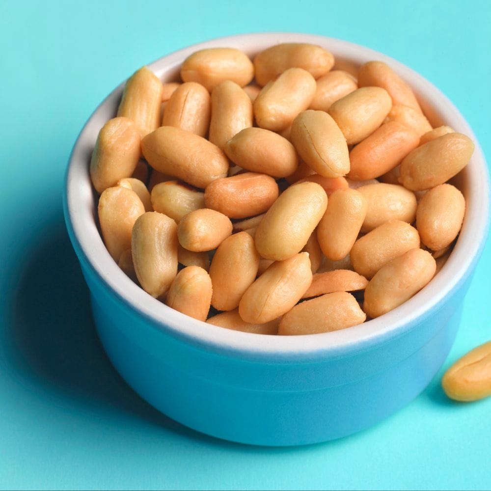 சத்தான மற்றும் சுவையான வேர்க்கடலை பெப்பர் சுக்கா இப்போது தயார், இது சாதம் மற்றும் சப்பாத்திக்குச் சிறந்த காம்போவாக இருக்கும். மிளகின் காரமும் வேர்க்கடலையின் மணமும் இணைந்து இந்தச் சுக்கா ஒரு அட்டகாசமான சுவையைத் தரும் என்பதில் ஐயமில்லை. புரதச் சத்து நிறைந்த இந்த உணவை உங்கள் வீட்டில் உள்ள குழந்தைகள் முதல் பெரியவர்கள் வரை அனைவரும் விரும்பி உண்பார்கள். வழக்கமான சுக்கா வகைகளுக்கு மாற்றாக ஆரோக்கியமான இந்த வேர்க்கடலை பெப்பர் சுக்காவை நீங்களும் ஒருமுறை முயற்சித்து மகிழுங்கள்.