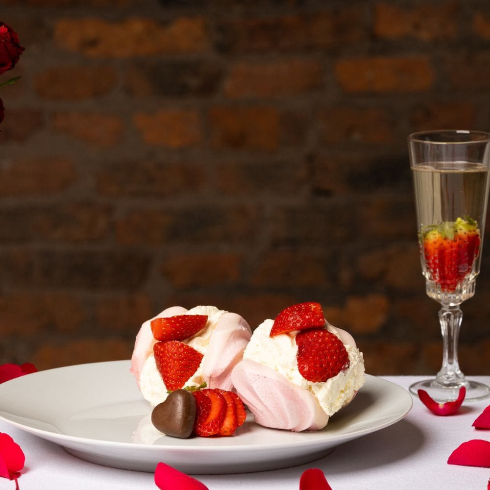 ஊட்டச்சத்து கலவை: ஸ்ட்ராபெர்ரி, சியா விதைகள் மற்றும் பாதாம் பால் சேர்த்துத் தயாரிக்கப்படும் இந்த உணவு, உடலுக்குத் தேவையான வைட்டமின் C மற்றும் கால்சியத்தை அள்ளி வழங்குகிறது.