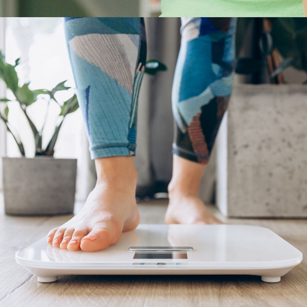 உடல் எடை குறைப்பு என்பது வெறும் கலோரிகளைப் பொறுத்தது மட்டுமல்ல; நம் உடலின் செயல்பாடுகளைக் கட்டுப்படுத்தும் ஹார்மோன்களே இதில் முக்கியப் பங்கு வகிக்கின்றன. ஹார்மோன் சமநிலையின்மை ஏற்படும்போது, நாம் எவ்வளவு கடுமையாக உடற்பயிற்சி செய்தாலும் உடல் எடை குறையாமல் அப்படியே தேங்கி நிற்கும் நிலை ஏற்படுகிறது.