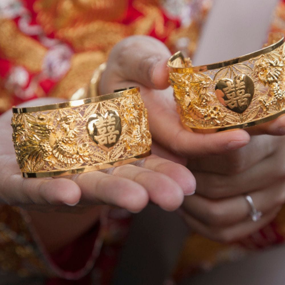 தங்கம் ஒரு பாதுகாப்பான முதலீடாக கருதப்படுகிறது.
இது காலப்போக்கில் மதிப்பு அதிகரிக்கும் தன்மை கொண்டது.
அவசர காலங்களில் இது உதவியாக இருக்கும்.
இதனால் நிதி பாதுகாப்பு கிடைக்கும்.