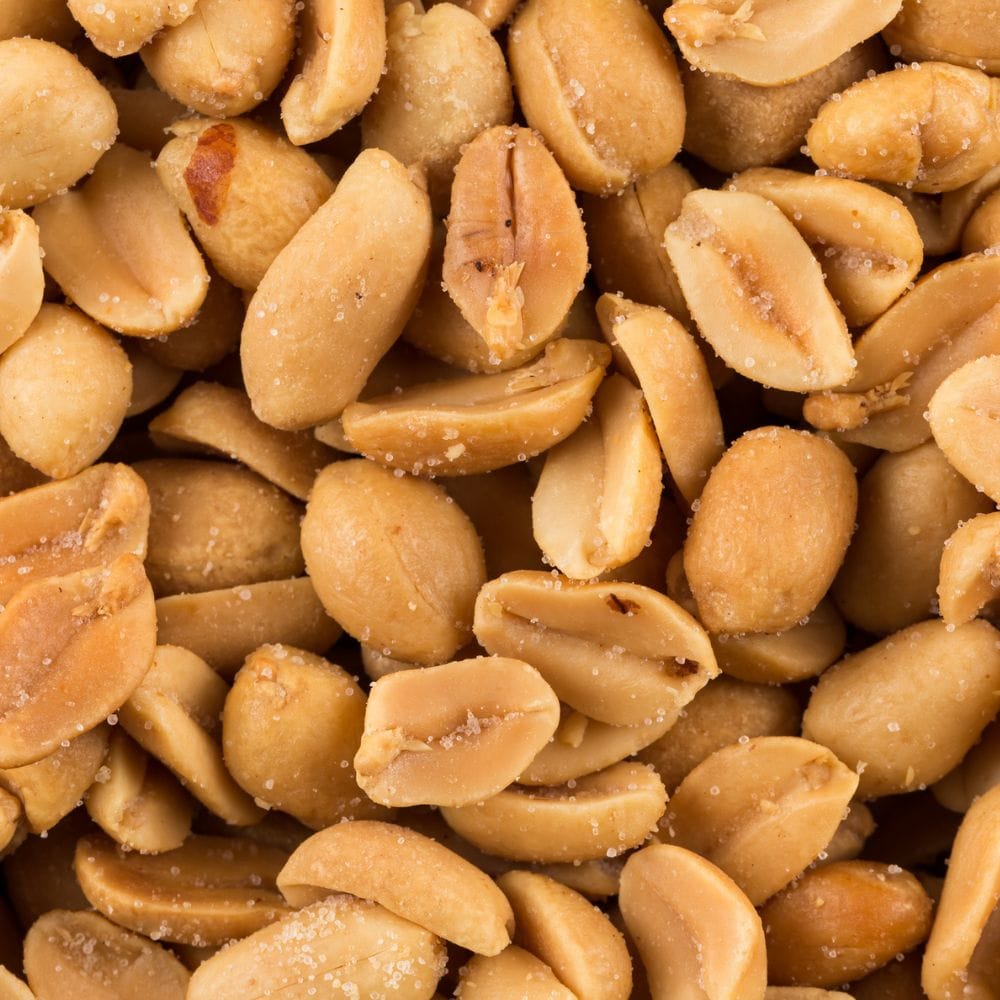 முதலில் ஒரு வாணலியில் ஏலக்காய், கிராம்பு, பட்டை மற்றும் அன்னாசிப்பூ ஆகியவற்றைச் சேர்த்து எண்ணெய் ஊற்றாமல் வறுக்க வேண்டும். அதனுடன் மல்லித் தூள், மிளகு, வர மிளகாய், கறிவேப்பிலை மற்றும் சீரகம் சேர்த்து மணம் வரும் வரை நன்றாக வறுத்துக் கொள்ளவும். வறுத்த இந்த மசாலாப் பொருட்களை நன்றாக ஆறவைத்து, மிக்ஸியில் போட்டு நைசாகப் பொடியாக அரைத்துத் தனியாக வைத்துக் கொள்ளவும். இந்த நறுமணமிக்கப் பொடிதான் வேர்க்கடலை சுக்காவிற்குத் தேவையான சுவையையும் காரத்தையும் கொடுக்கக்கூடிய மிக முக்கியமான பொருளாகும்.