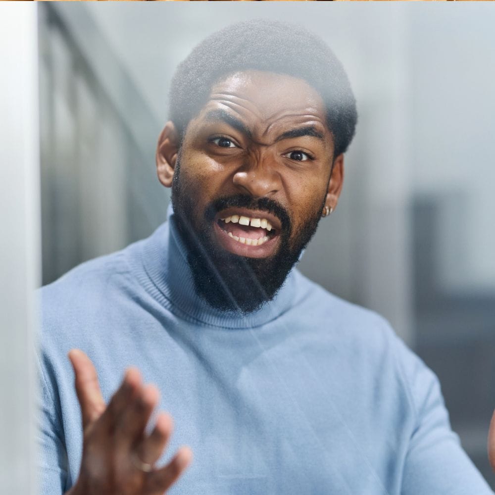 கோபம் வரும் வேளையில் அமைதி காத்தால்,
காலம் நமக்கு உரிய மதிப்பினை வழங்கும்.
தலை குனிந்து பொறுமையைக் கடைப்பிடிப்பவர்,
தடைகளைத் தாண்டி வாழ்வில் உயர்ந்து நிற்பார்.
