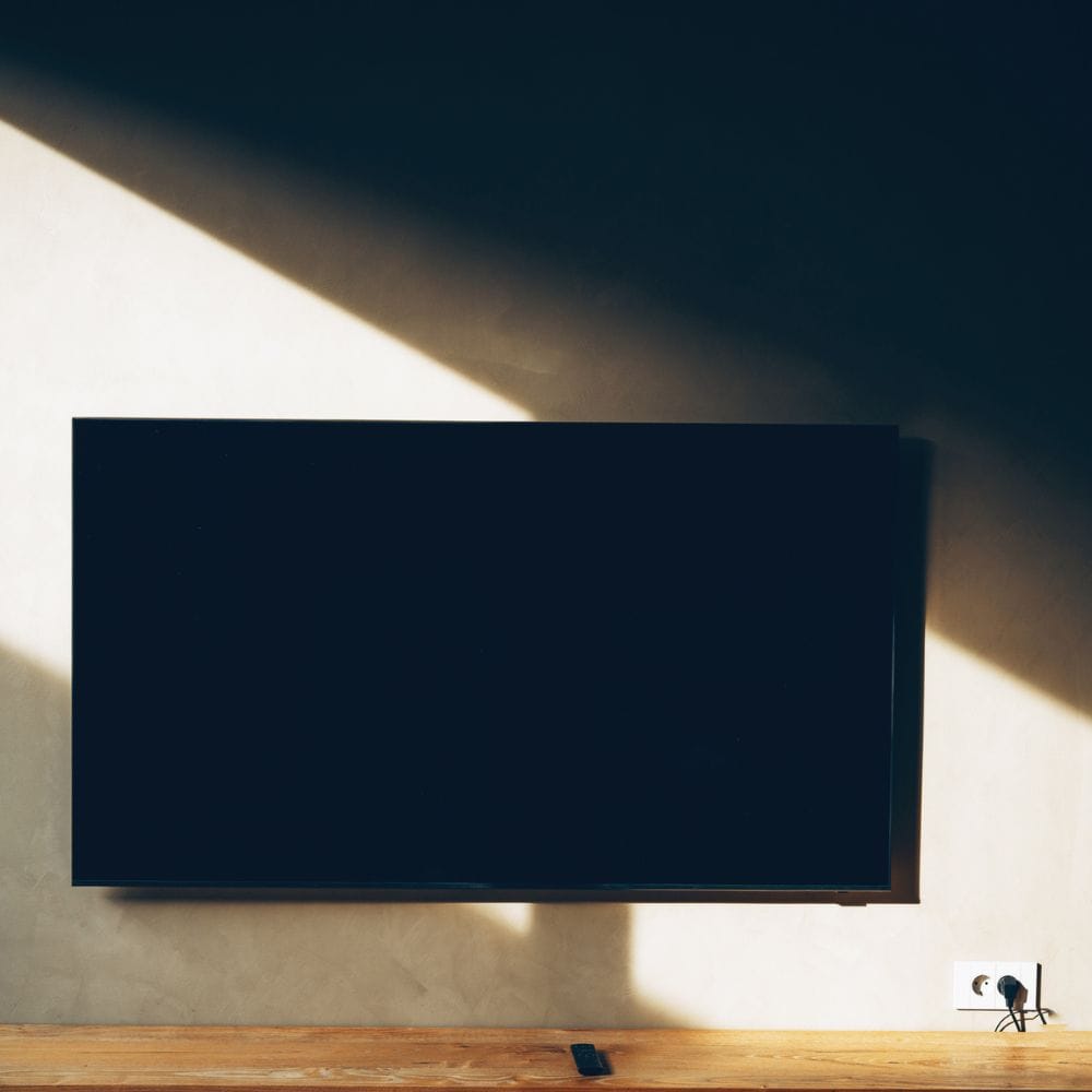 டிவியின் பின்புறம் வெப்பம் வெளியேறப் போதிய இடைவெளி விட்டு, அதிர்வுகள் இல்லாதவாறு நிலையான இடத்தில் வைக்க வேண்டும்.