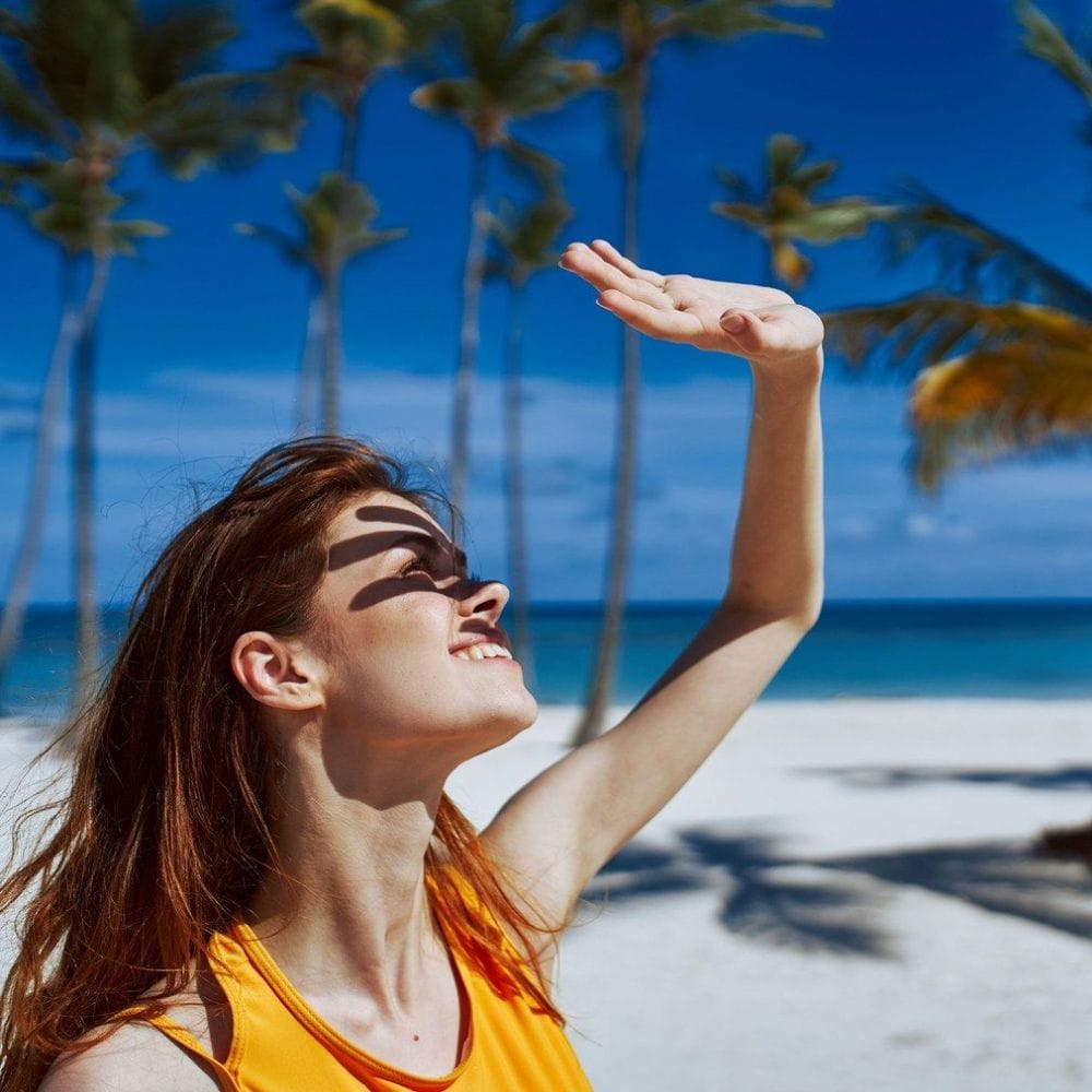 வெயிலில் செல்லும் போது சருமத்திற்கு எரிச்சல் தராத மென்மையான பருத்தி ஆடைகளை அணிவது காற்றோட்டத்தை உறுதி செய்து வேர்க்குரு போன்ற பிரச்சனைகளைத் தவிர்க்கும். கறுப்பு நிற ஆடைகளைத் தவிர்த்து வெளிர் நிற ஆடைகளைத் தேர்ந்தெடுப்பது வெப்பத்தை குறைவாக உறிஞ்சி உங்கள் உடலை நீண்ட நேரம் குளிர்ச்சியாக வைத்திருக்க உதவும். குடை, தொப்பி மற்றும் சன்கிளாஸ் போன்றவற்றைத் தவறாமல் பயன்படுத்துவது நேரடி சூரிய ஒளியிலிருந்து உங்கள் முகம் மற்றும் கண்களைப் பாதுகாக்கச் சிறந்த வழியாகும்.