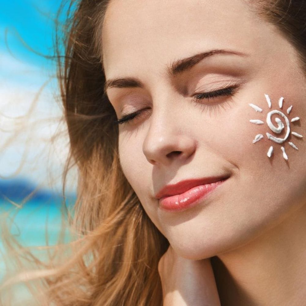 கோடை காலத்தில் அதிக எண்ணெய் மற்றும் காரம் நிறைந்த உணவுகளைத் தவிர்த்து நீர்ச்சத்து அதிகம் உள்ள தர்பூசணி மற்றும் வெள்ளரிக்காய் போன்றவற்றை உண்ண வேண்டும். வைட்டமின் சி நிறைந்த பழங்களை உண்பது சருமத்தின் ஆரோக்கியத்தை மேம்படுத்தி வெயிலினால் ஏற்படும் பாதிப்புகளைச் சரிசெய்யும் ஆற்றலை உங்கள் உடலுக்கு வழங்குகிறது. மதிய நேரங்களில் தயிர் அல்லது மோர் போன்ற குளிர்ச்சியான உணவுகளைச் சேர்த்துக் கொள்வது உடல் வெப்பத்தைத் தணித்து சருமப் பொலிவை மேம்படுத்தும்.