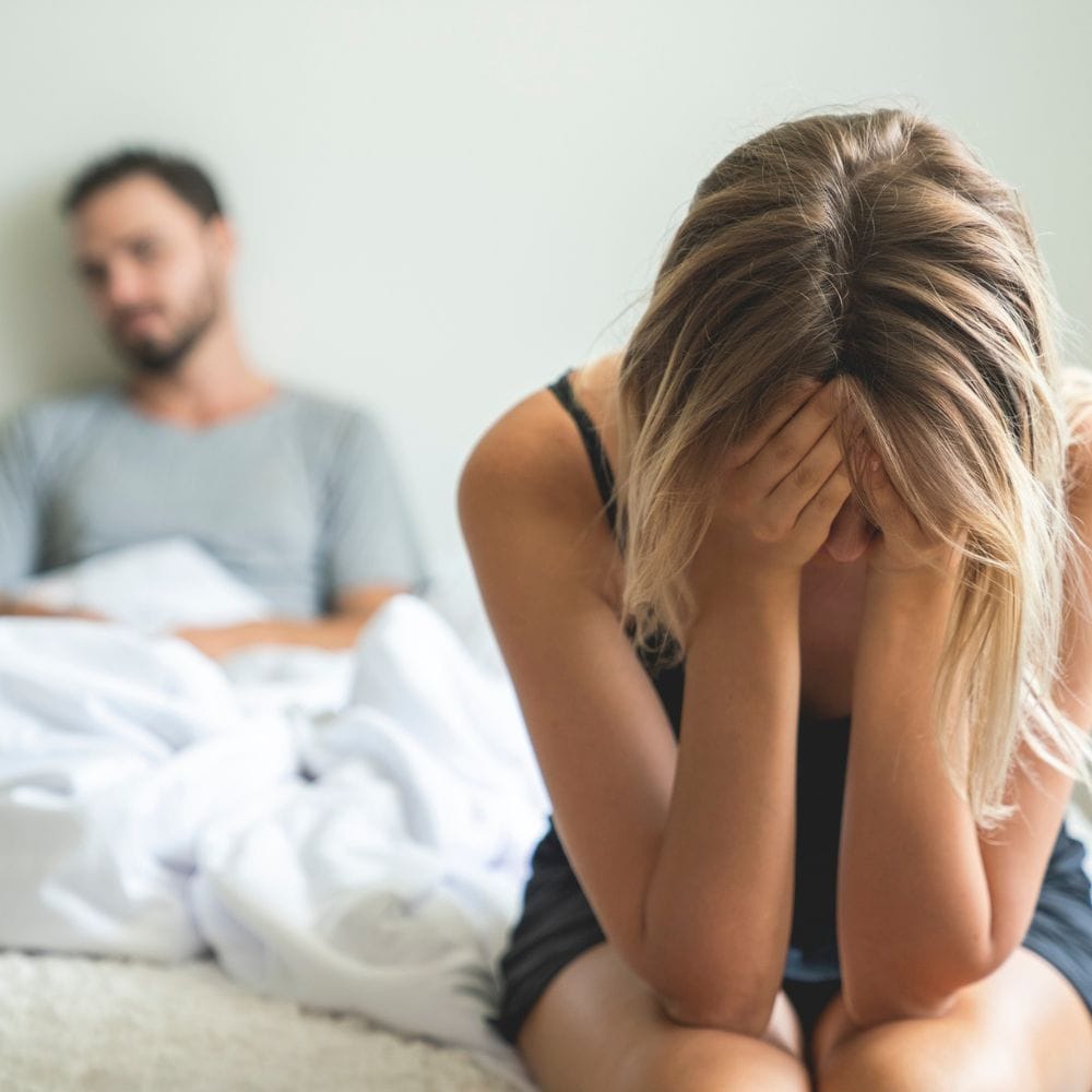 வெளிப்படையான உரையாடல்: உங்கள் எண்ணங்களையும் உணர்வுகளையும் துணையிடம் நேர்மையாகப் பகிருங்கள். ஒருவரை ஒருவர் குற்றஞ்சாட்டுவதைத் தவிர்த்து, அமைதியாகப் பேசுவது அவசியம்.