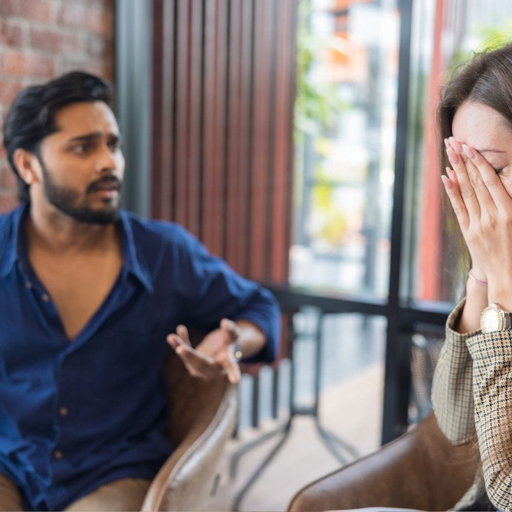 நேரம் ஒதுக்குங்கள்: மொபைல், டிவி போன்ற கவனச்சிதறல்கள் இன்றி தினமும் குறைந்தது 15 முதல் 20 நிமிடங்கள் உங்கள் வாழ்க்கை துணையுடன் செலவிடுங்கள். இது உறவை நெருக்கமாக்கும்.