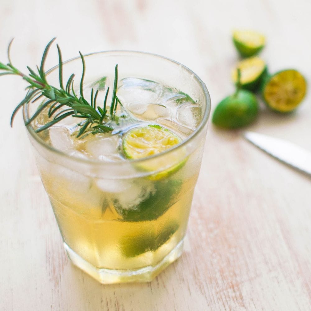 கர்ப்ப காலத்தில் பெண்களுக்கு ஏற்படும் வாந்தி மற்றும் குமட்டல் உணர்வைச் சரிசெய்ய சாத்துக்குடி சாறு பெரிதும் பரிந்துரைக்கப்படுகிறது. இதில் உள்ள போலிக் அமிலம் கருவில் இருக்கும் குழந்தையின் நரம்பு மண்டல வளர்ச்சிக்கு மிகவும் அவசியமான ஒன்றாகக் கருதப்படுகிறது.