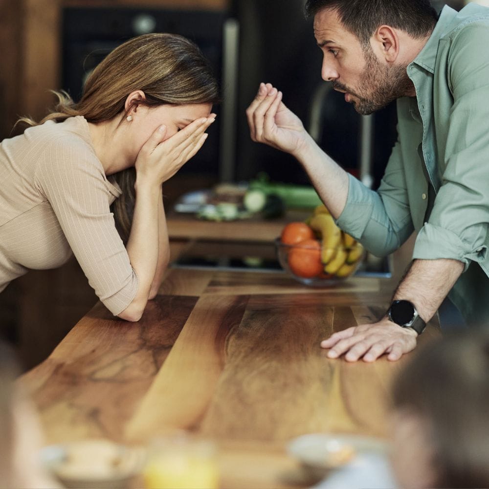 மதிப்பு மற்றும் மரியாதை: 'நன்றி', 'மன்னிக்கவும்' போன்ற எளிய வார்த்தைகளைப் பயன்படுத்தும் பழக்கத்தை வளர்த்துக் கொள்ளுங்கள். சிறிய மரியாதையான செயல்கள் பெரிய மாற்றத்தை உண்டாக்கும்.