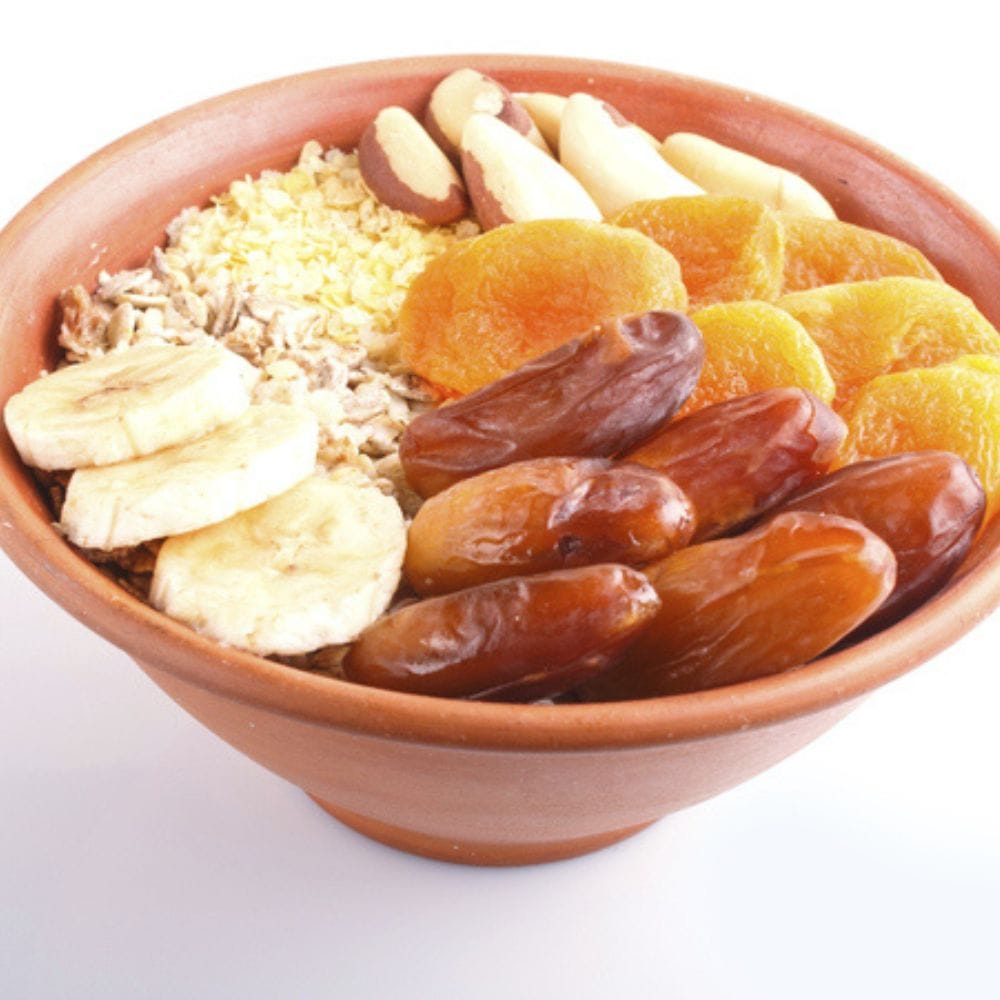 பேரீச்சத்தில் குளுக்கோஸ், ஃப்ரக்டோஸ் போன்ற சர்க்கரைகள் அதிகம் உள்ளன.
சிறிய அளவிலேயே அதிக calorie மற்றும் சக்தி கிடைக்கும்.
உடற்பயிற்சி அல்லது உழைப்புக்கு முன் உடனடி சக்திக்குப் பொருத்தமானது.