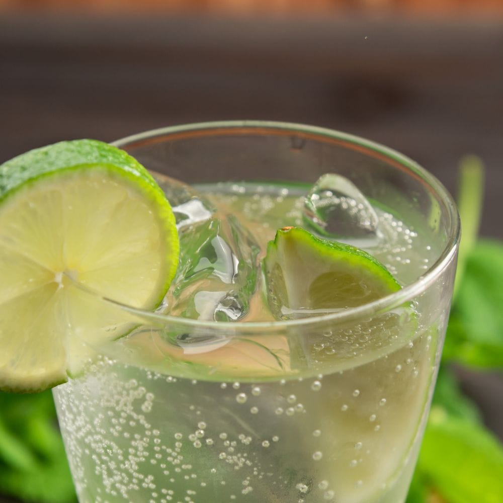 சாத்துக்குடியில் உள்ள கால்சியம் மற்றும் மினரல்கள் எலும்புகளை வலிமையாக்கி ஆஸ்டியோபோரோசிஸ் போன்ற நோய்கள் வராமல் தடுக்கிறது. ஈறுகளில் ஏற்படும் வீக்கம் மற்றும் ரத்தக்கசிவு போன்ற வாய்வழி சுகாதாரப் பிரச்சனைகளுக்கு இது ஒரு சிறந்த தீர்வாகும்.