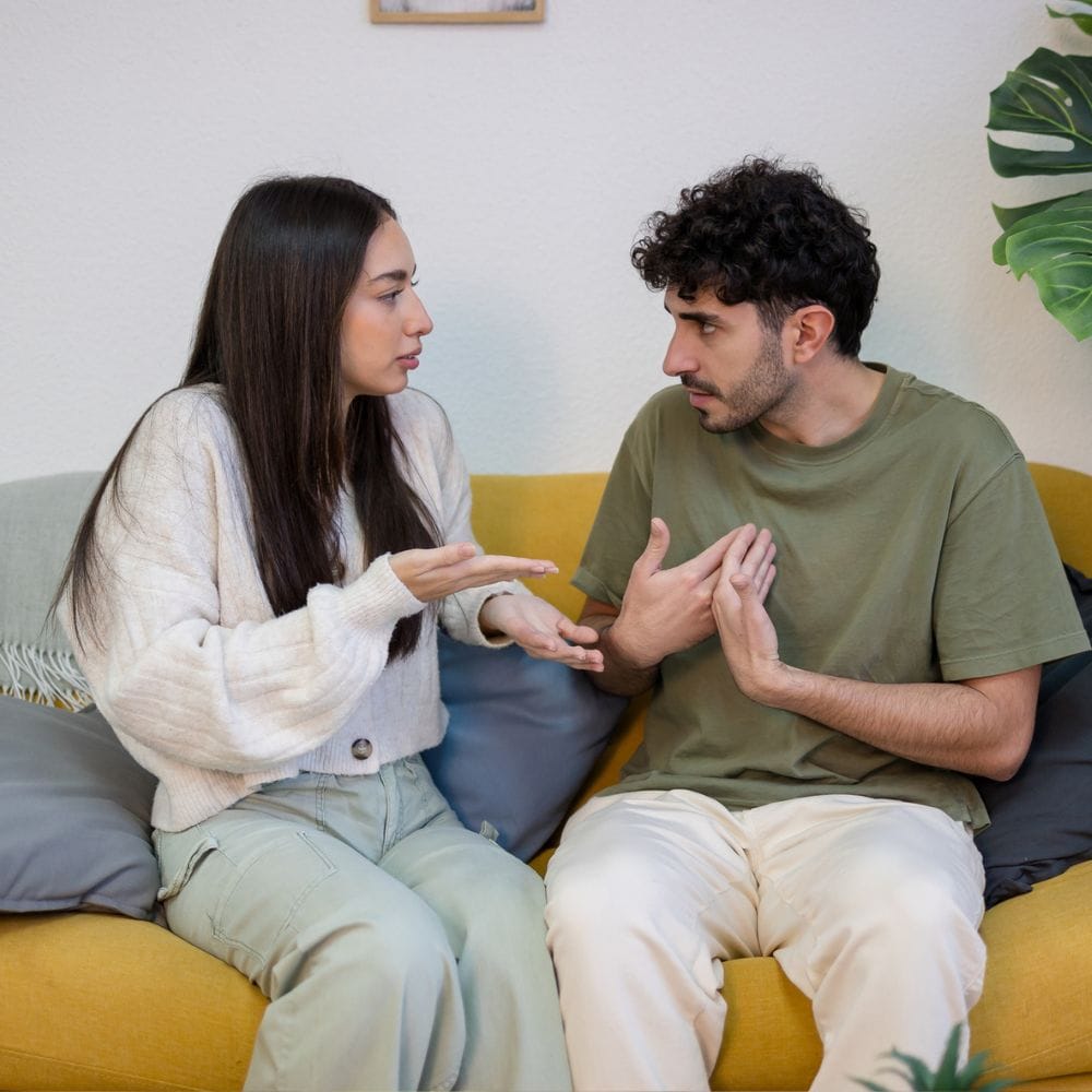 நம்பிக்கை மற்றும் நேர்மை: கொடுத்த வாக்குறுதிகளைக் காப்பாற்றுங்கள். துணையின் ரகசியங்களைப் பாதுகாப்பதும், அவர்களின் தனிப்பட்ட எல்லைகளை மதிப்பதும் நம்பிக்கையை வளர்க்கும்.