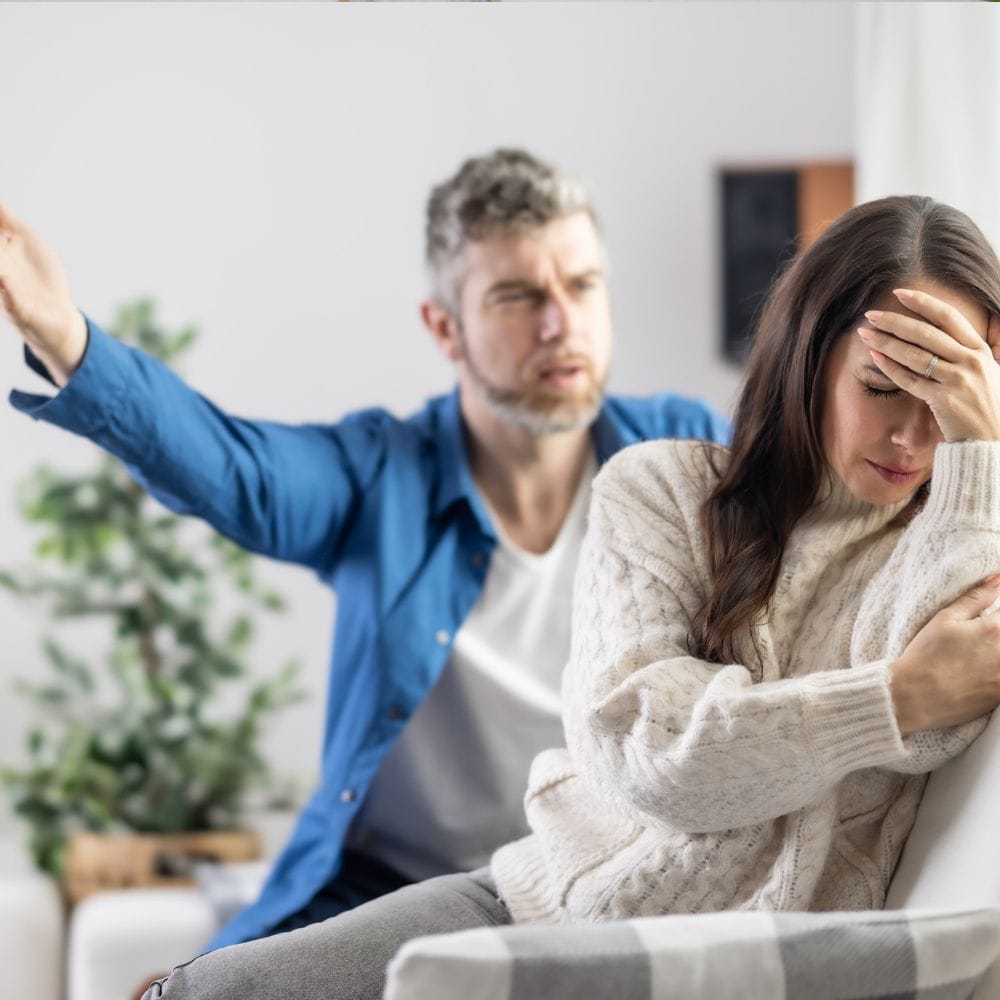 சண்டை விதிமுறைகள்: சண்டையிடும்போது மற்றவர்கள் முன்னிலையில் அவமானப்படுத்துவதையோ அல்லது பழைய கசப்பான விஷயங்களைத் தோண்டி எடுப்பதையோ தவிர்க்க வேண்டும்.