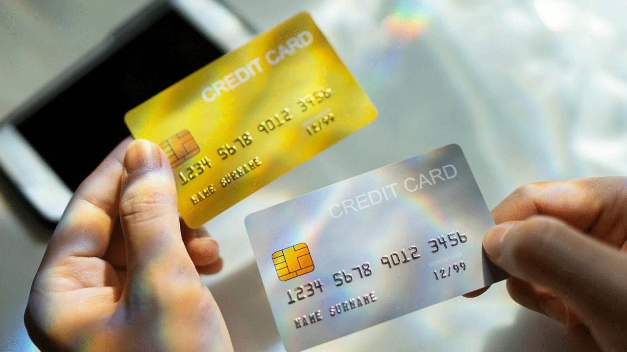 ஆனால், கிரெடிட் கார்டை பயன்படுத்தாமல் அப்படியே வைத்திருப்பது, அதிக சில்லகளை உருவாக்கும் என கூறப்படுகிறது. இந்த நிலையில், கிரெடிட் கார்டை பயன்படுத்தாமலே வைத்திருப்பது சிக்கலை ஏற்படுத்துமா, என்ன விதமான சிக்கல்களை ஏற்படுத்தும் என்பது குறித்து விரிவாக பார்க்கலாம். 