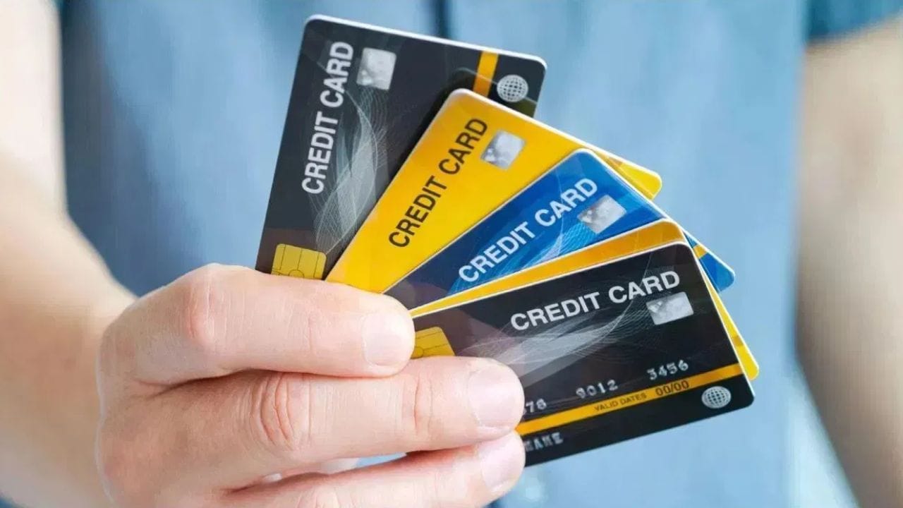 வங்கிகள் நீங்கள் எந்த அளவு கிரெடிட் கார்டை பயன்படுத்திகிறீர்கள் என்பதை கவனித்துக்கொண்டே இருக்கும். இந்த நிலையில், நீங்கள் நீண்ட நாட்கள் கிரெடிட் கார்டை பயன்படுத்தவே இல்லை என்றால் உங்கள் கிரெடிட் அளவு அல்லது உங்களது கணக்கு மூடப்படும் வாய்ப்பு உள்ளது. 