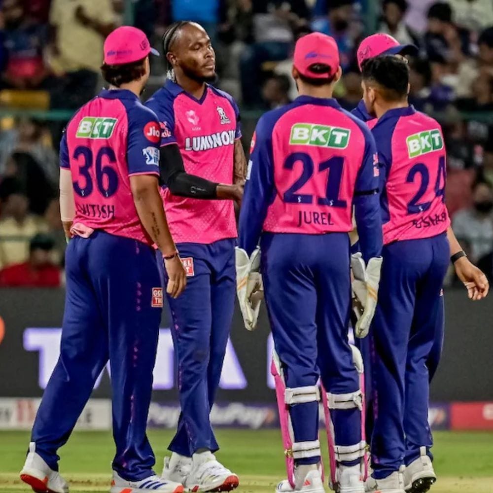 ஐபிஎல் வரலாற்றில் சென்னை சூப்பர் கிங்ஸ் அணியை இரண்டு முறை ஆல் அவுட் செய்த ராஜஸ்தான் ராயல்ஸ் அணியும் இந்தப் பட்டியலில் இடம்பெற்றுள்ளது.