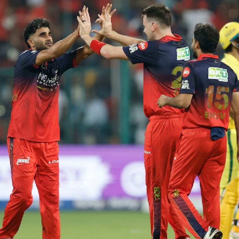 ஐபிஎல் தொடரில் ராயல் சேலஞ்சர்ஸ் பெங்களூரு அணி, சென்னை சூப்பர் கிங்ஸ் அணியை 2 முறை ஆட்டமிழக்கச் செய்துள்ளது. 2026 ஏப்ரல் 5 ஆம் தேதி நடைபெற்ற போட்டியில், ஆர்சிபி அணி சிஎஸ்கே அணியை 207 ரன்களுக்கு ஆட்டமிழக்கச் செய்தது.