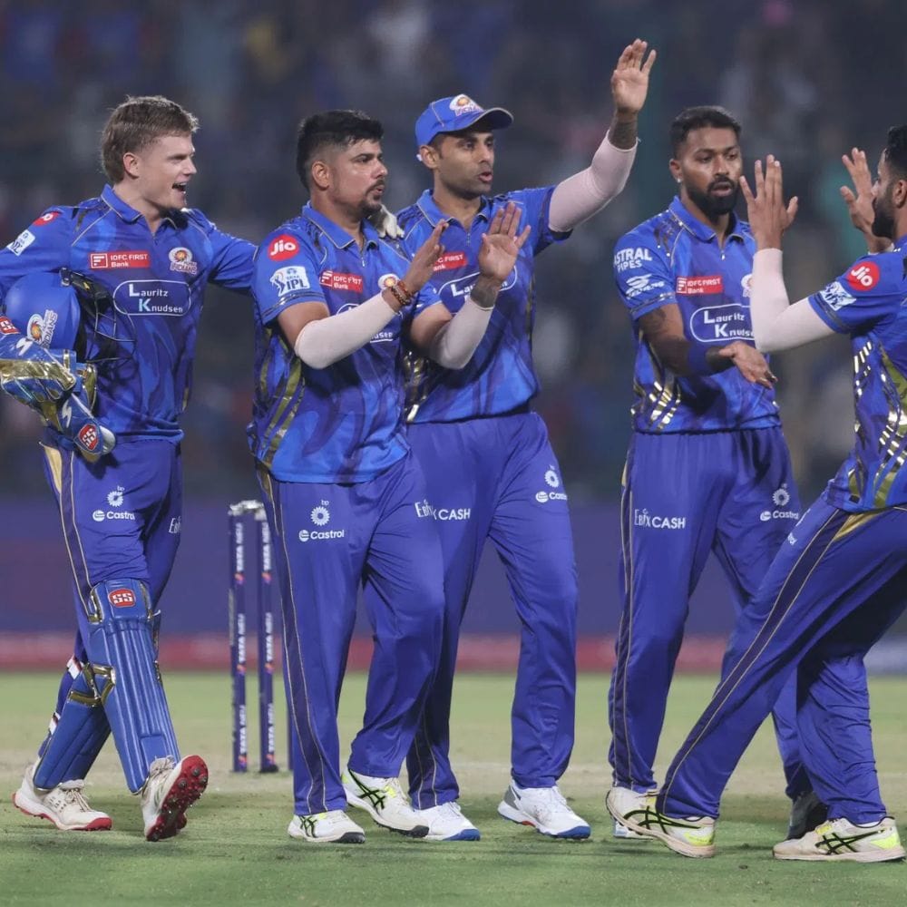 5 முறை ஐபிஎல் சாம்பியனான மும்பை இந்தியன்ஸ் அணி, ஐபிஎல் வரலாற்றில் சென்னை சூப்பர் கிங்ஸ் அணியை 5 முறை ஆட்டமிழக்கச் செய்து சாதனை படைத்துள்ளது. மும்பை இந்தியன்ஸ் அணியை விட வேறு எந்த அணியும் சென்னை சூப்பர் கிங்ஸ் அணியை அதிக முறை ஆட்டமிழக்கச் செய்ததில்லை.